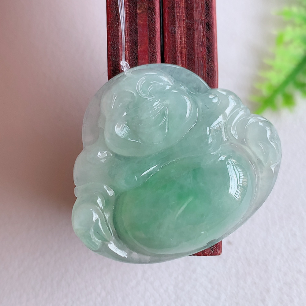 冰润飘绿佛公挂件 玉质细腻  精雕弥勒佛，笑佛福耳垂肩，面相喜庆，开怀大笑，憨态可掬。惟妙惟肖，寓意福禄双全，吉祥美满，笑口常开 W49.18 尺寸：25-28.8-5.8mm