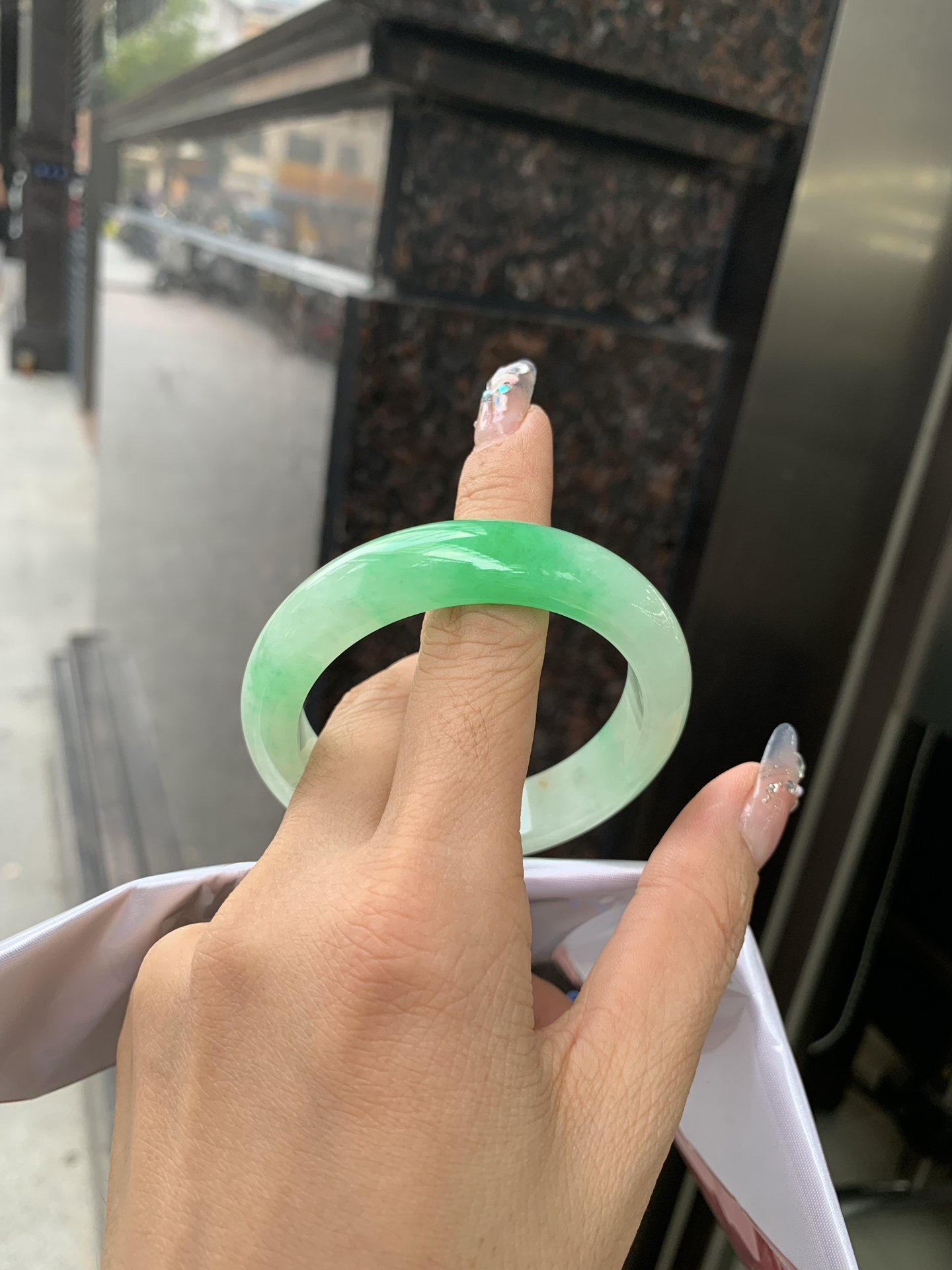 阳绿半山水正圈51-8.1-12.60419-N486打灯棉根，底妆冰润，半圈阳绿像春芽，从水润如晨露的底子蹦跳而出，将春日的灵动生机凝于手镯中，戴上她，清水芙蓉般的清新感自然晕染，每一次抬手，都似把盎然绿意融入生活。