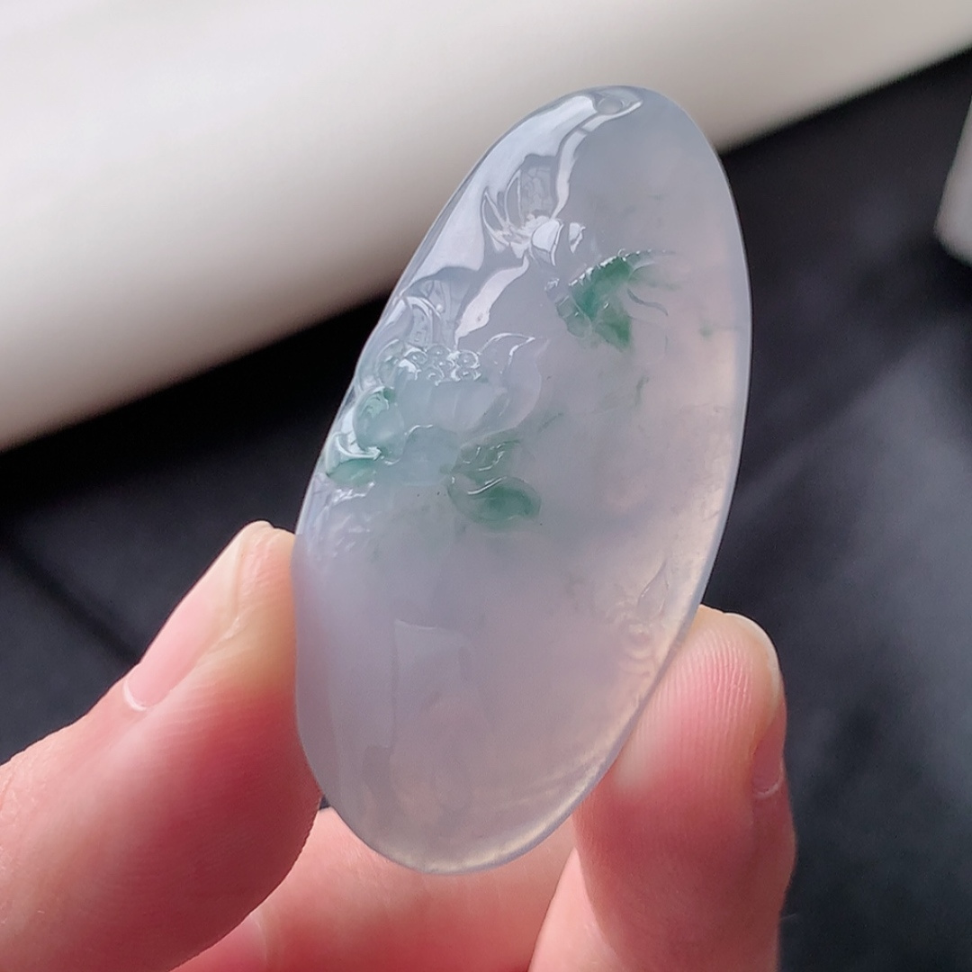 冰飘花挂件。翠色清新，冰润细腻水润，佩戴优雅气质，货号12417，45.3-22.1-7.7