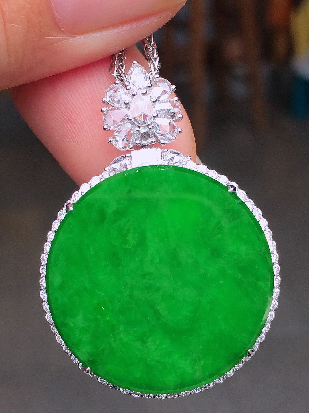 阳绿平安扣吊坠，色泽均匀艳丽，玉质细腻，荧光感超
强，饱满圆润，尽显优雅气质，18k
金豪华镶嵌