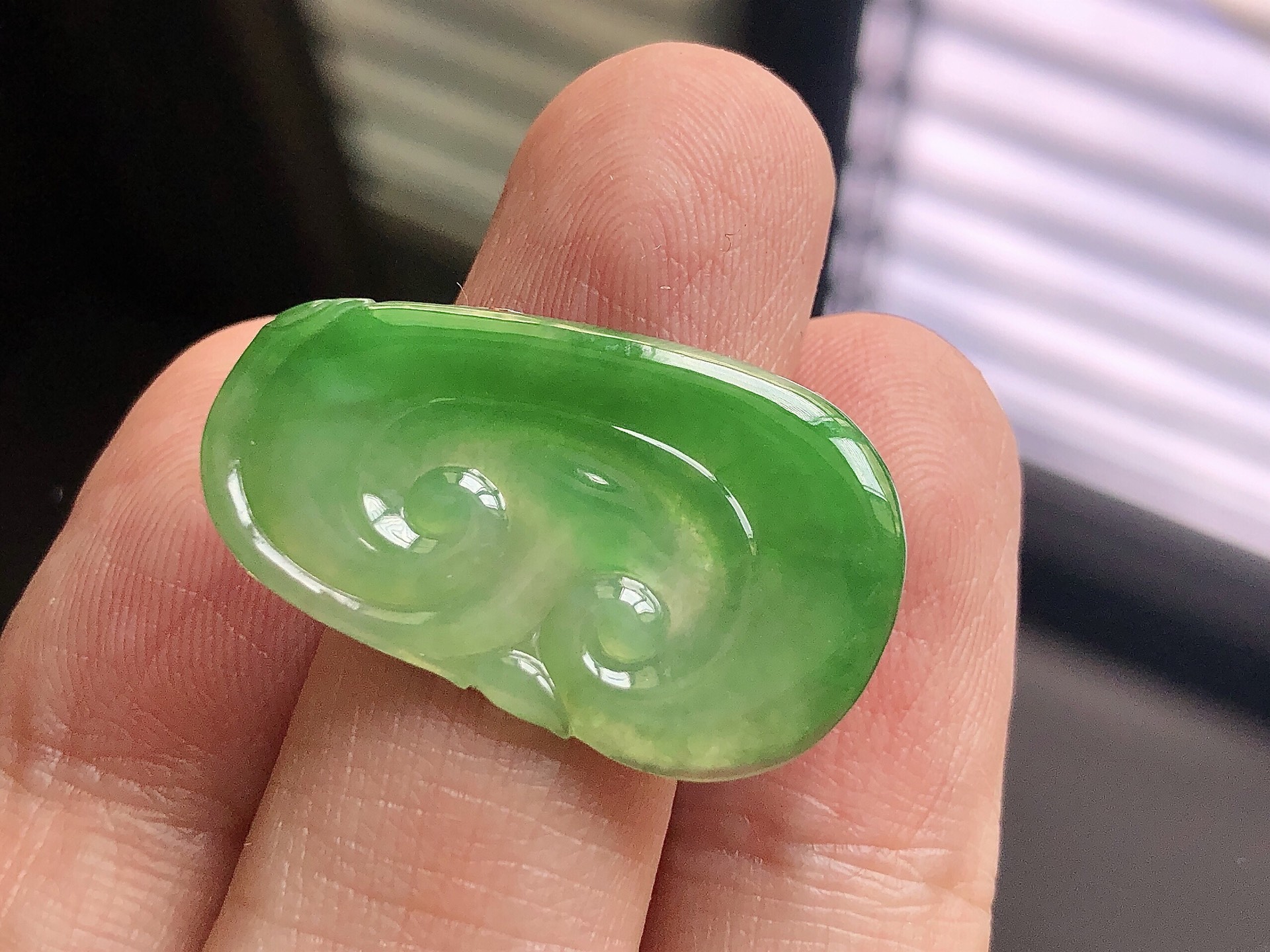 ️ 阳绿如意， 色泽艳阳，通透水润，玉质细腻，夺目迷人，镶嵌效果，品相，无裂，尺寸29.5*17.