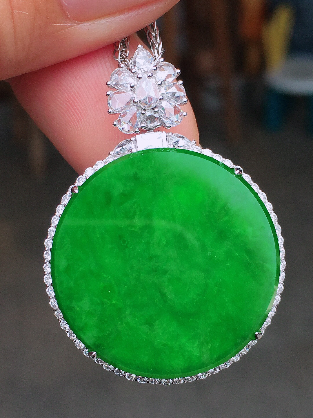 阳绿平安扣吊坠，色泽均匀艳丽，玉质细腻，荧光感超
强，饱满圆润，尽显优雅气质，18k
金豪华镶嵌