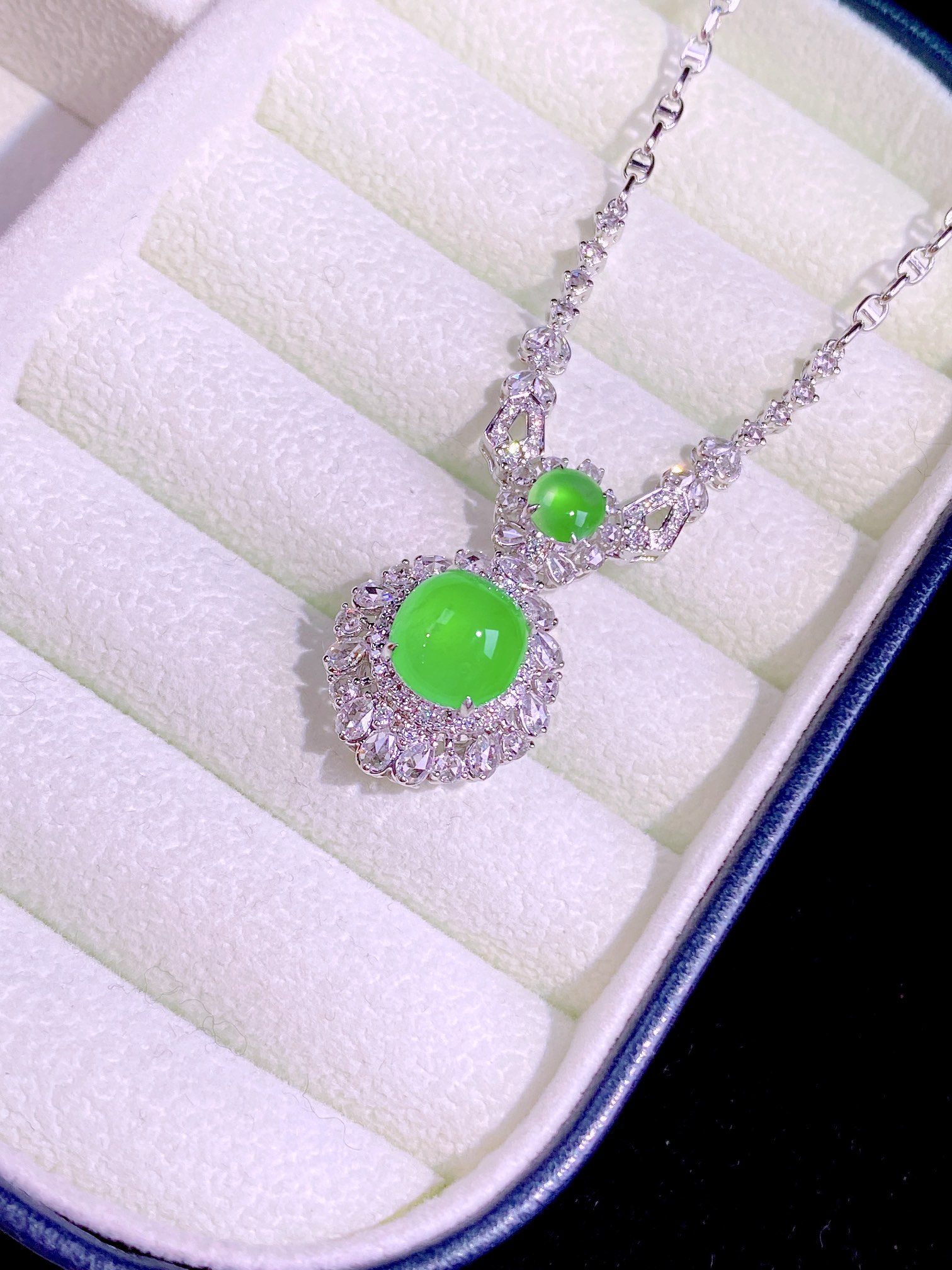 ️世人皆如满天星 而你却如皎皎洁月         众星捧月 唯你耀眼…天然缅甸翡翠满绿蛋面锁骨链 真是越看越喜欢 独特风格 佩戴气质高雅 设计款，48.8-16.5-12.8