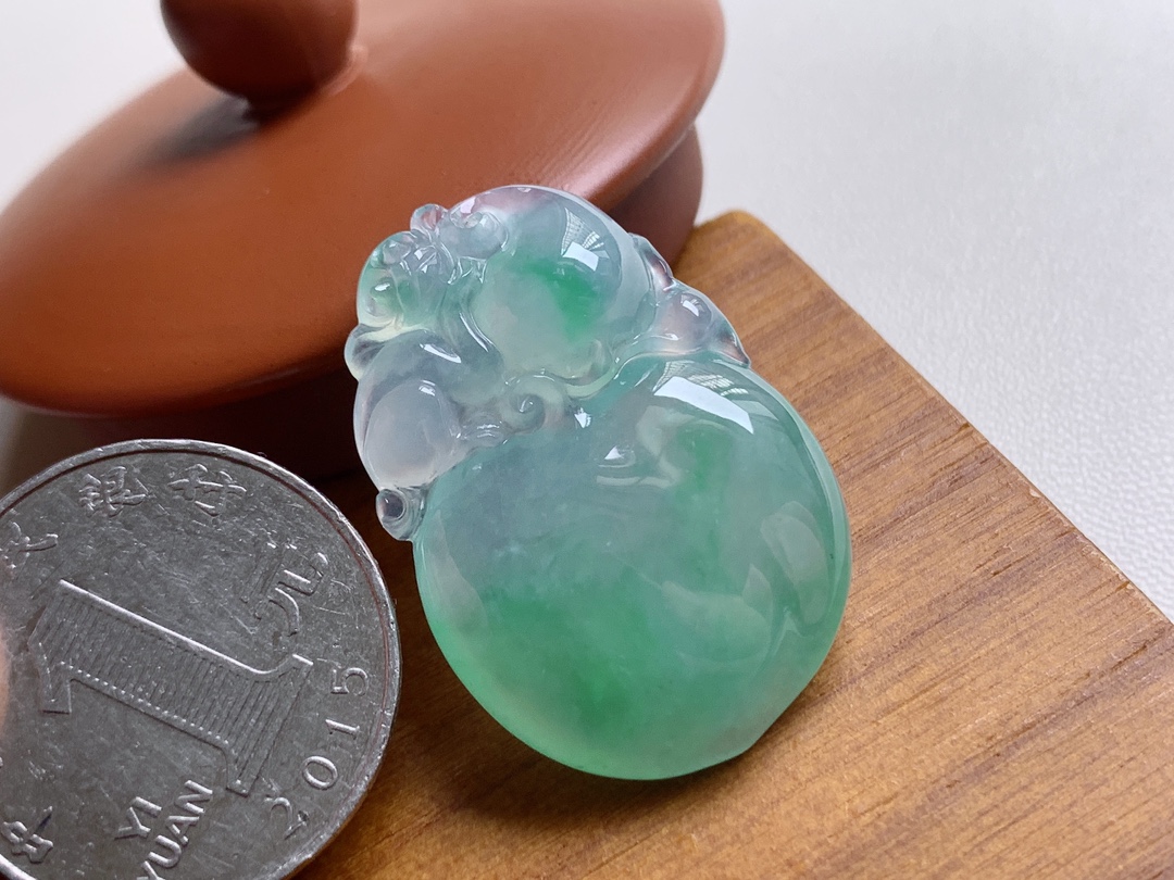 ️ 冰种阳绿猴桃 色泽青翠漂亮，鼓鼓的厚实讨喜，无裂尺寸34*23.3*7.6 超值