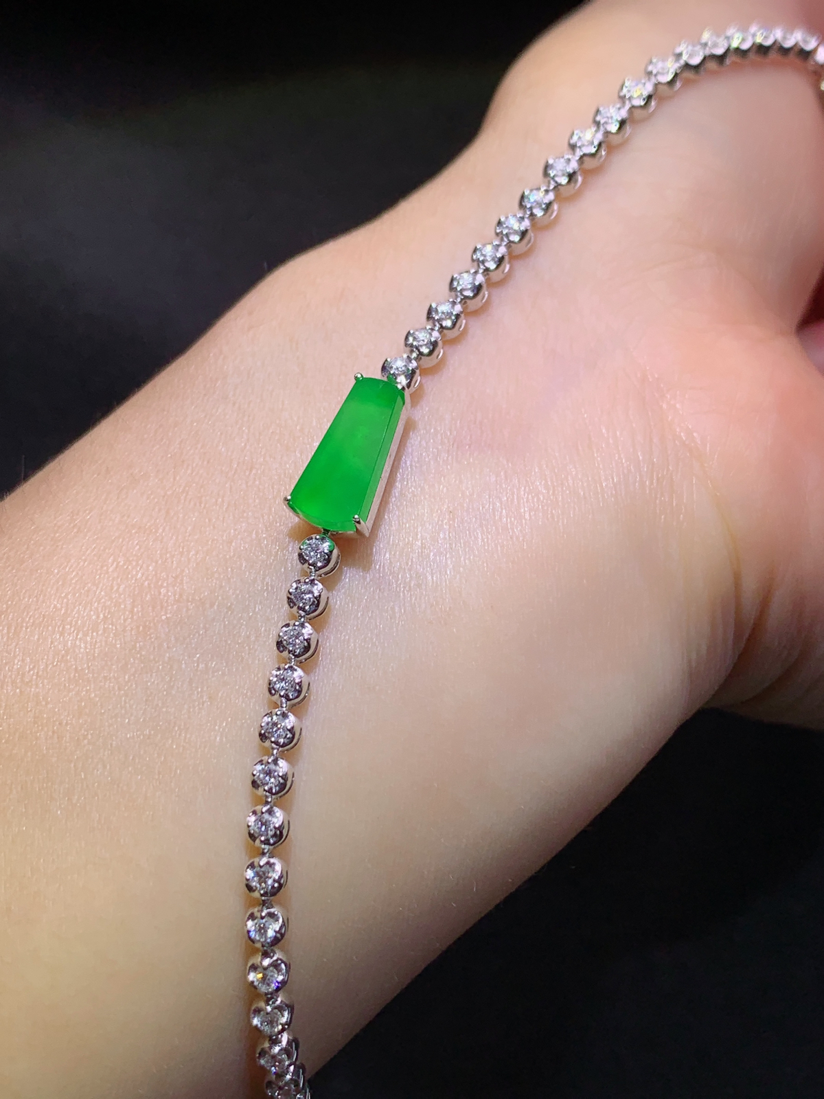 18 K金钻镶嵌冰种阳绿无事牌手链 重金大钻豪镶 新颖时尚 尺寸12.3*5.3*2