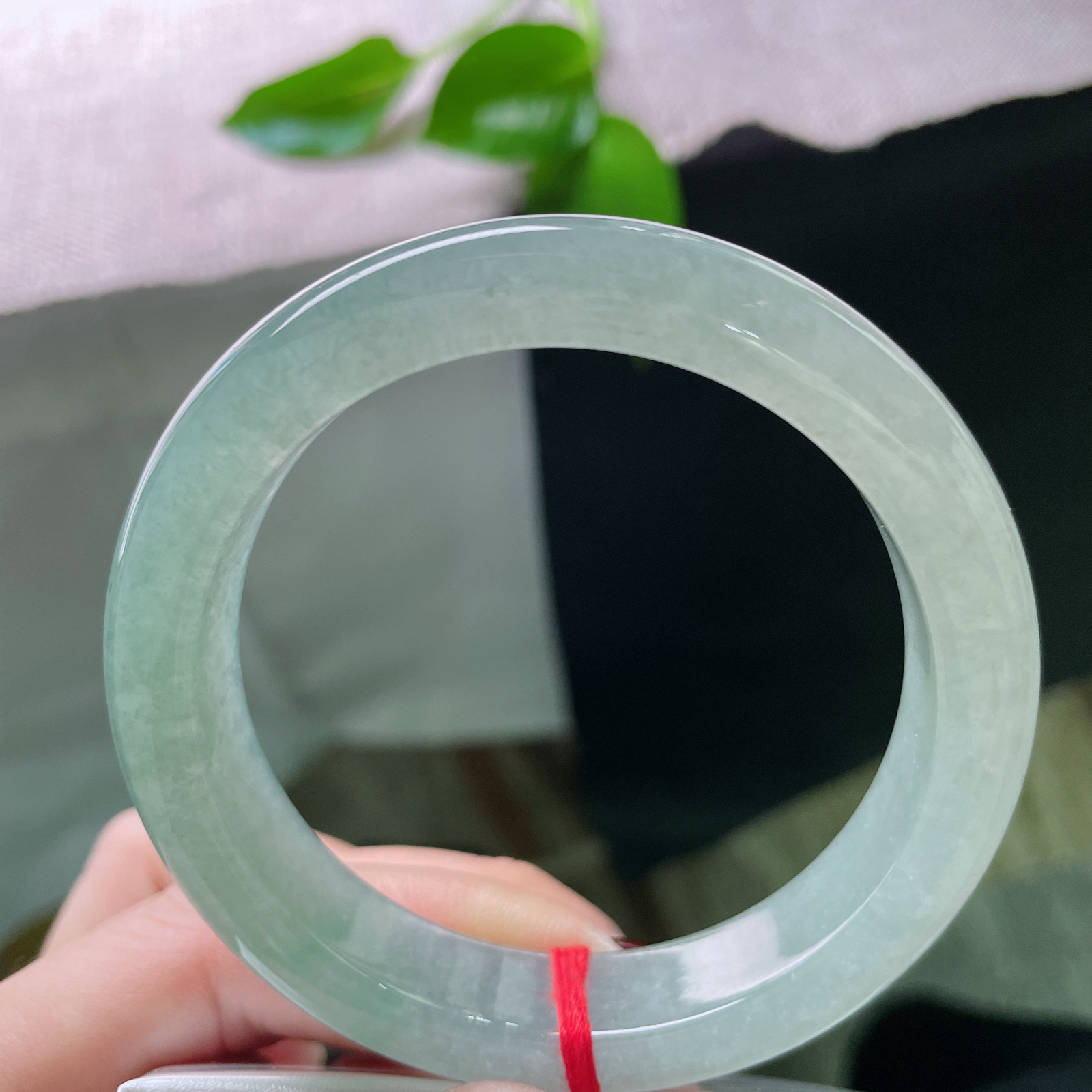 56/12.5/8.5，冰蓝正圈，晶莹剔透，是一种清冷、纯净、又暗藏故事的颜色..