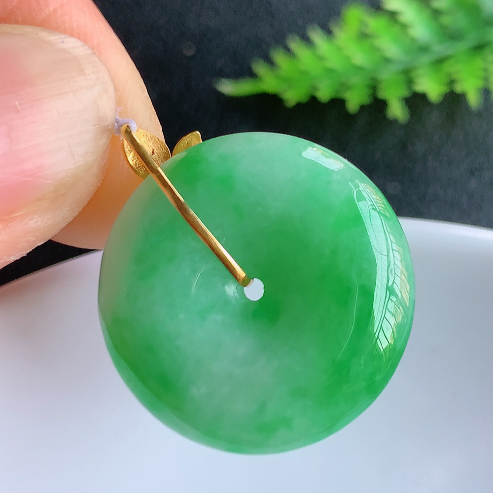 18k金冰润满绿平安扣吊坠，厚装饱满，冰润剔透，细腻水足，种质润泽，飘花灵动，佩戴优雅大气，W415.18   整体尺寸：26.5-22.3-5.6mm   裸石尺寸：22.3-5.6mm