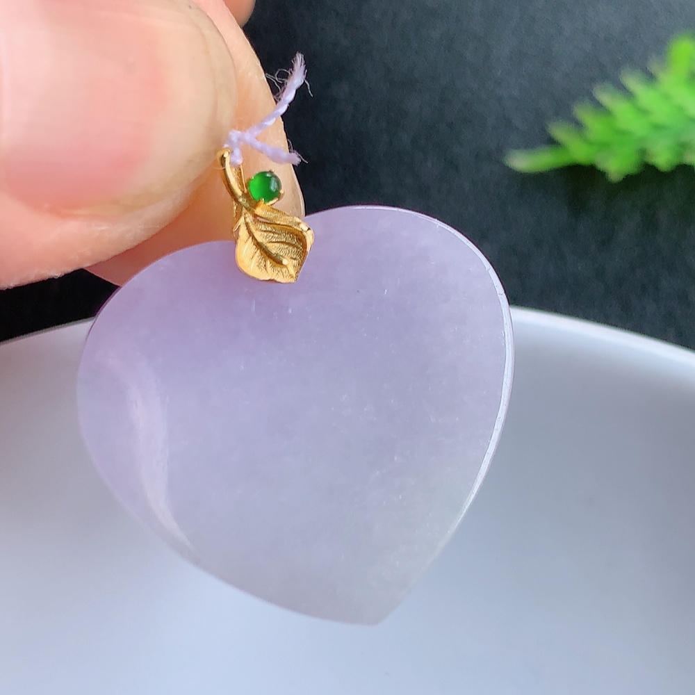 18k金镶嵌冰润紫罗兰心形吊坠 玉质细腻 色泽清新艳丽 W415.18   整体尺寸：25.2-22.6-3.6mm    裸石尺寸：21-22.6-3.6mm