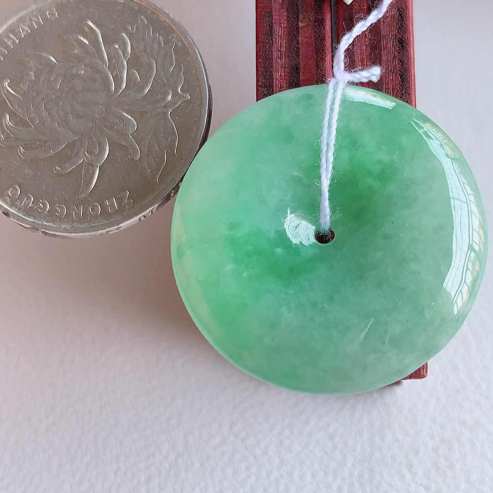 冰润飘绿平安扣吊坠，厚装饱满，冰润剔透，细腻水足，种质润泽，飘花灵动，佩戴优雅大气，W415.18   尺寸：26.8-5.8mm