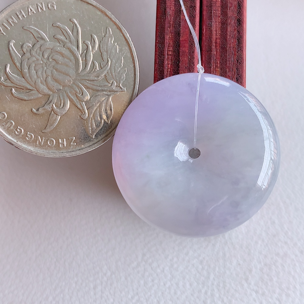 冰润紫罗兰平安扣吊坠，厚装饱满，冰润剔透，细腻水足，种质润泽，飘花灵动，佩戴优雅大气，W49.18   尺寸：24.6-5.5mm