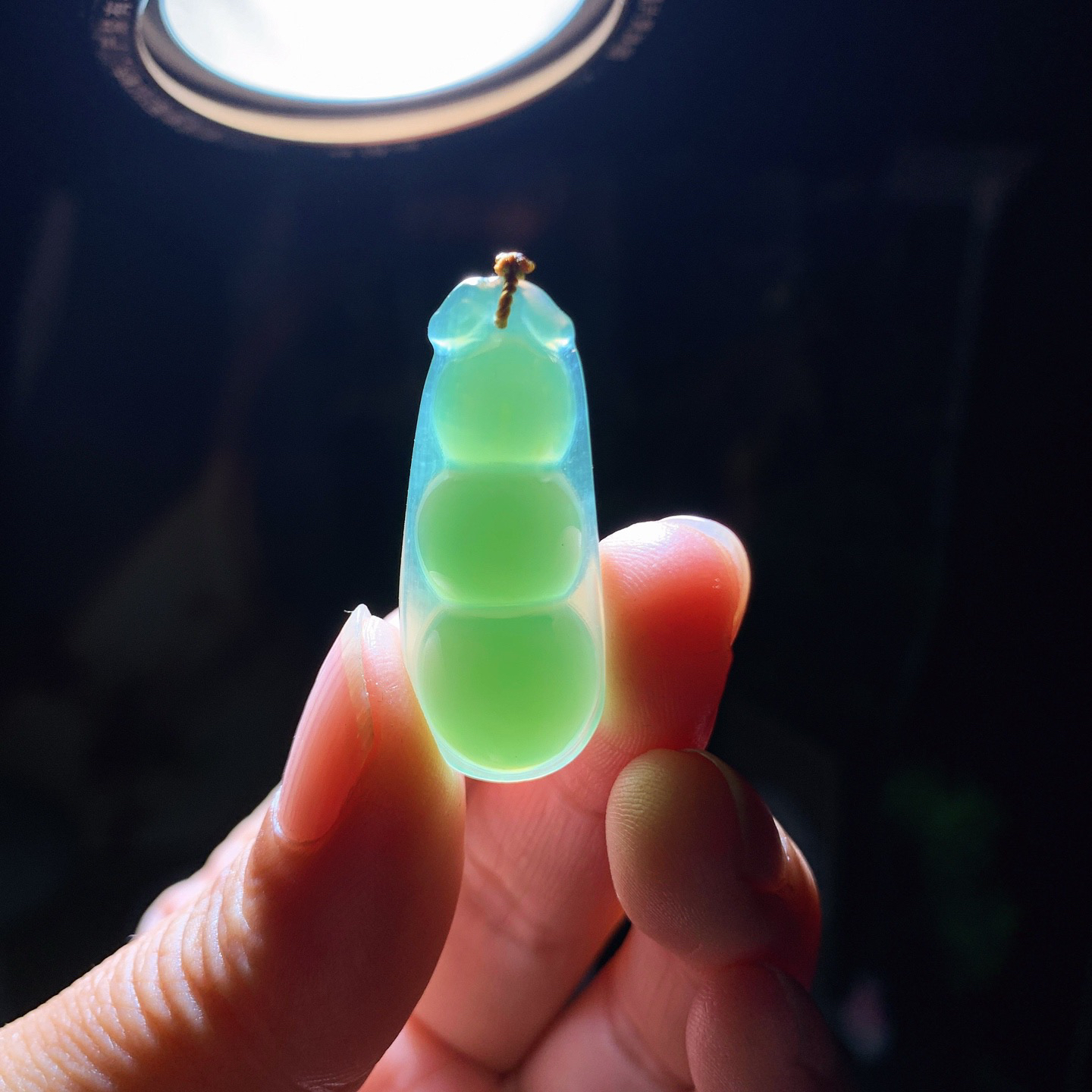 和田玉阳绿猫眼俄罗斯碧玉福豆四季豆挂件 尺寸34/14/7重4.8克，玉质细腻油润 底色纯净 脂粉好，品质好！lt260418