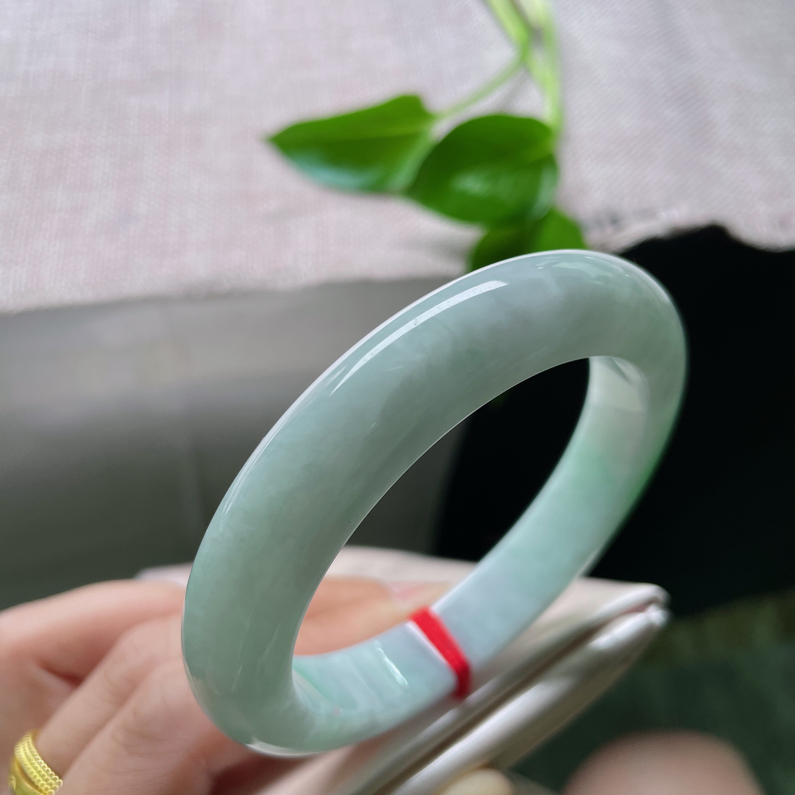 56.3/11.7/9.5飘绿正圈，一抹绿色，翠色伊人，料子细腻，皮纹..