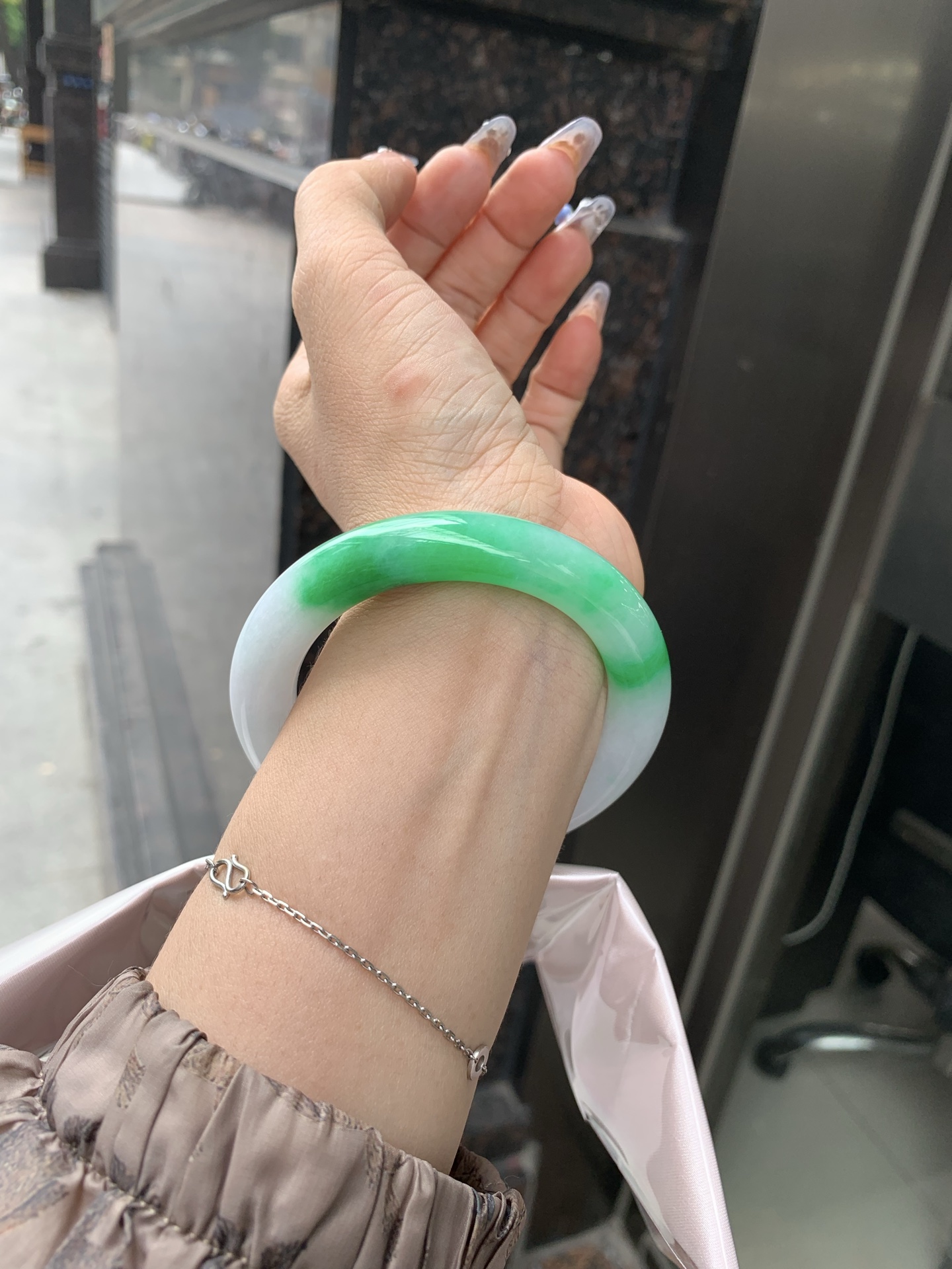 白底青辣绿圆条，55.1-10.6-11.1，0419-N481，打灯多处细纹，有断纹，底妆水润，一节辣绿花点缀，镯色生香，腕间之美，水润中透着灵气，仙气缭绕，温婉可人，举手投足间皆是美好