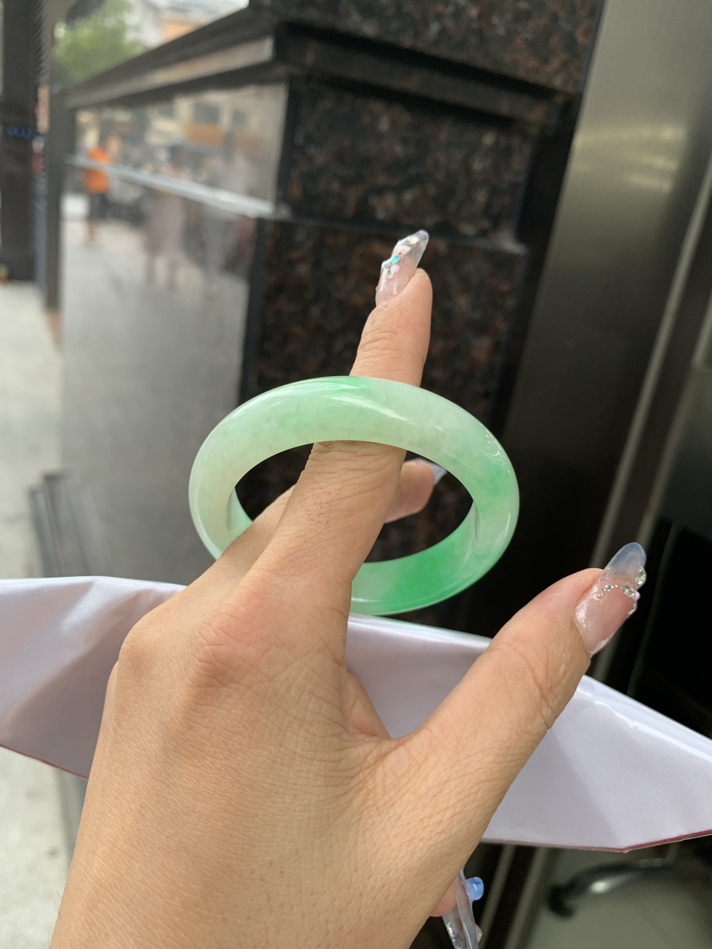 阳绿半山水正圈51-8.1-12.60419-N486打灯棉根，底妆冰润，半圈阳绿像春芽，从水润如晨露的底子蹦跳而出，将春日的灵动生机凝于手镯中，戴上她，清水芙蓉般的清新感自然晕染，每一次抬手，都似把盎然绿意融入生活。