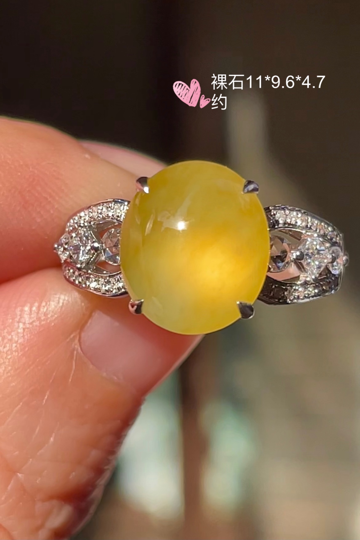 【高冰黄翡，戒指】大件饱满，通透水润，玉质细腻，翠色鲜艳，18k金奢华钻石镶嵌️，11*9.6*4