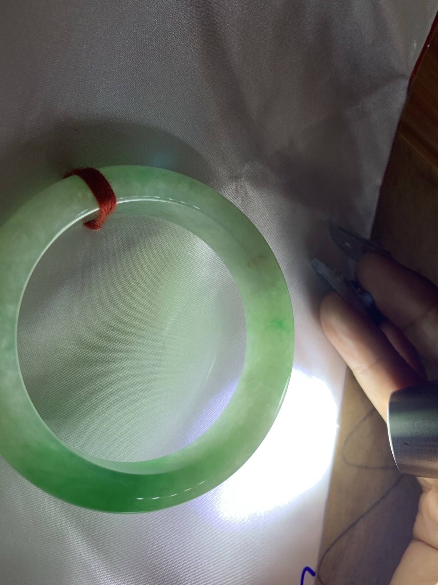 阳绿半山水正圈51-8.1-12.60419-N486打灯棉根，底妆冰润，半圈阳绿像春芽，从水润如晨露的底子蹦跳而出，将春日的灵动生机凝于手镯中，戴上她，清水芙蓉般的清新感自然晕染，每一次抬手，都似把盎然绿意融入生活。