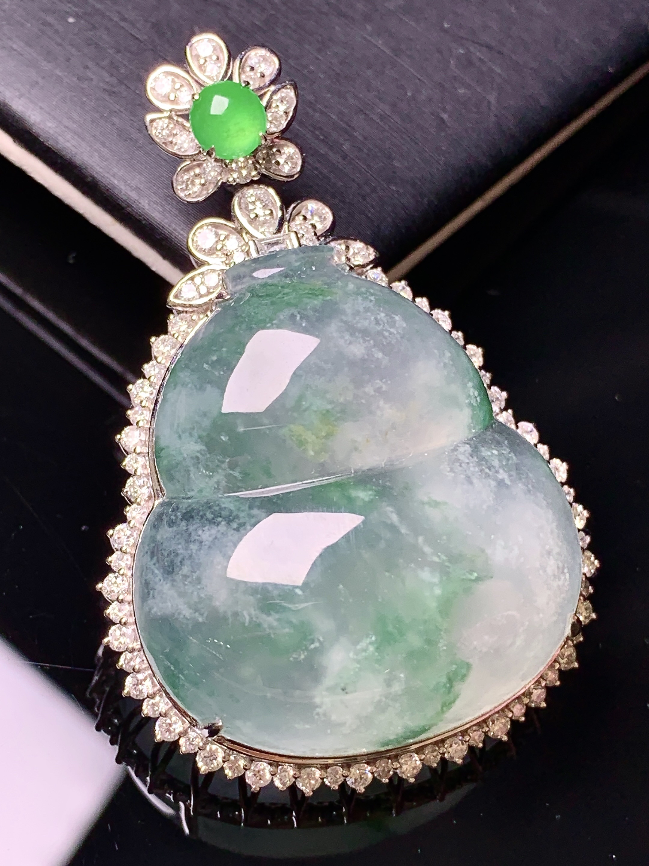 18k金钻镶嵌冰种飘花葫芦吊坠 玉质细腻 色泽艳丽清新 水润亮眼 整体尺寸49.7*32.5*14k1