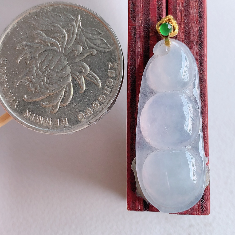 18k金扣冰润福豆翡翠挂件，老种飘花  冰清玉洁  胶感十足  寓意“四季平安，福气满满”颜色鲜艳，清新自然，饱满通透   W01.18  尺寸：30.3-11.8-3.8mm