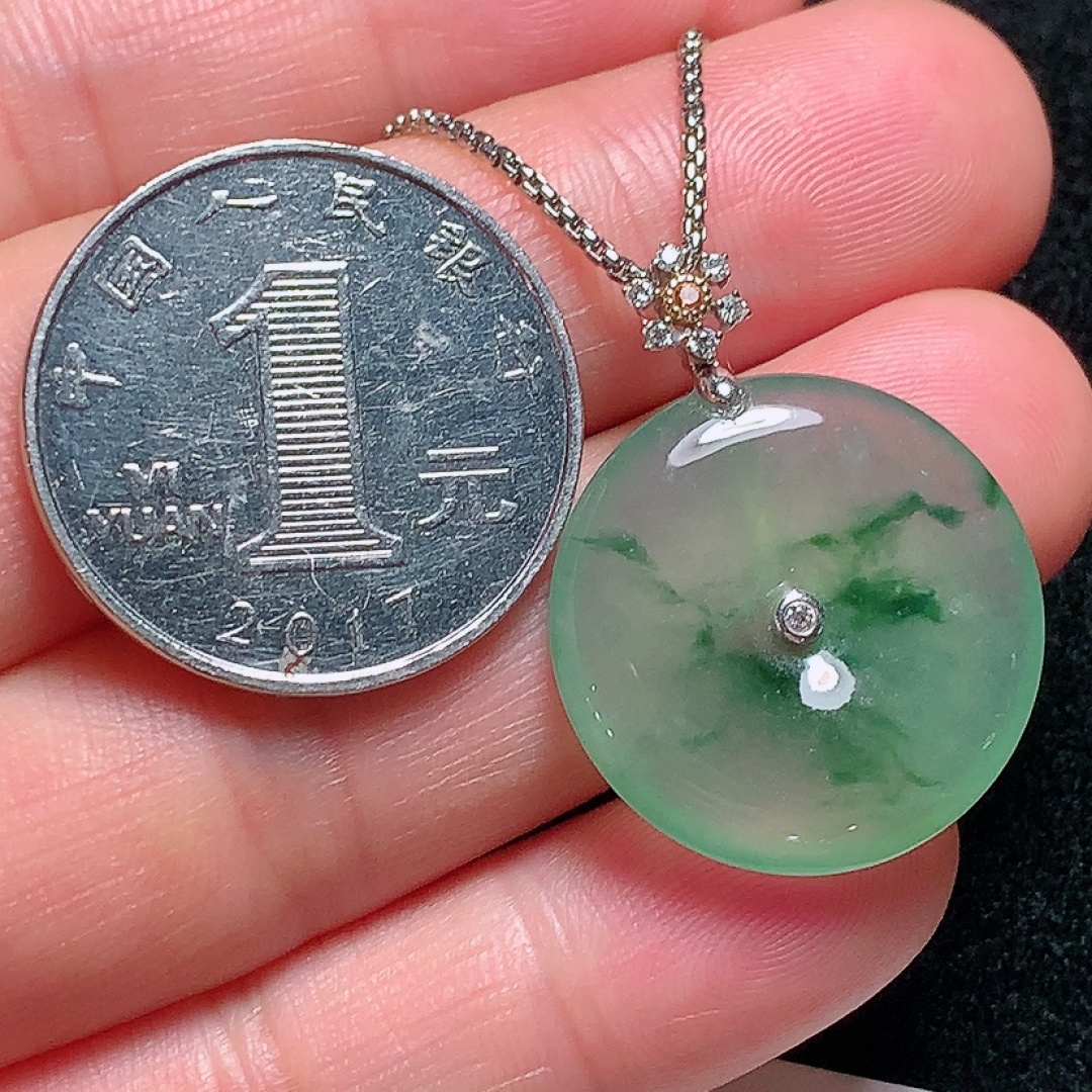 ️18k金镶嵌冰种飘花平安扣吊坠，种老水头好，又冰又润，饱满无裂：29.3mm裸石：22.4/4mm，ss50182a