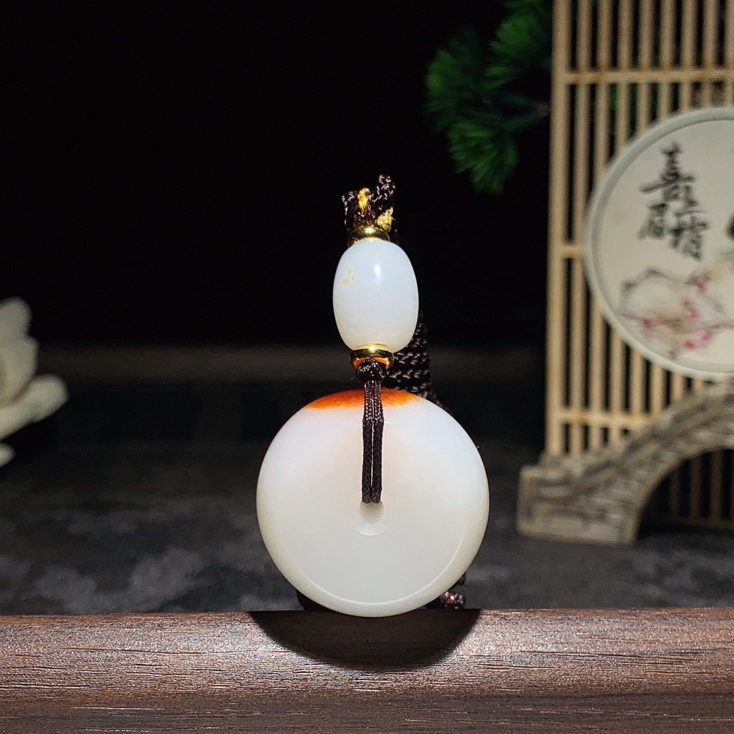 和田玉红皮料白玉平安扣挂件。尺寸24/14重19克，玉质细腻油润 脂粉好，品质好！lt260418