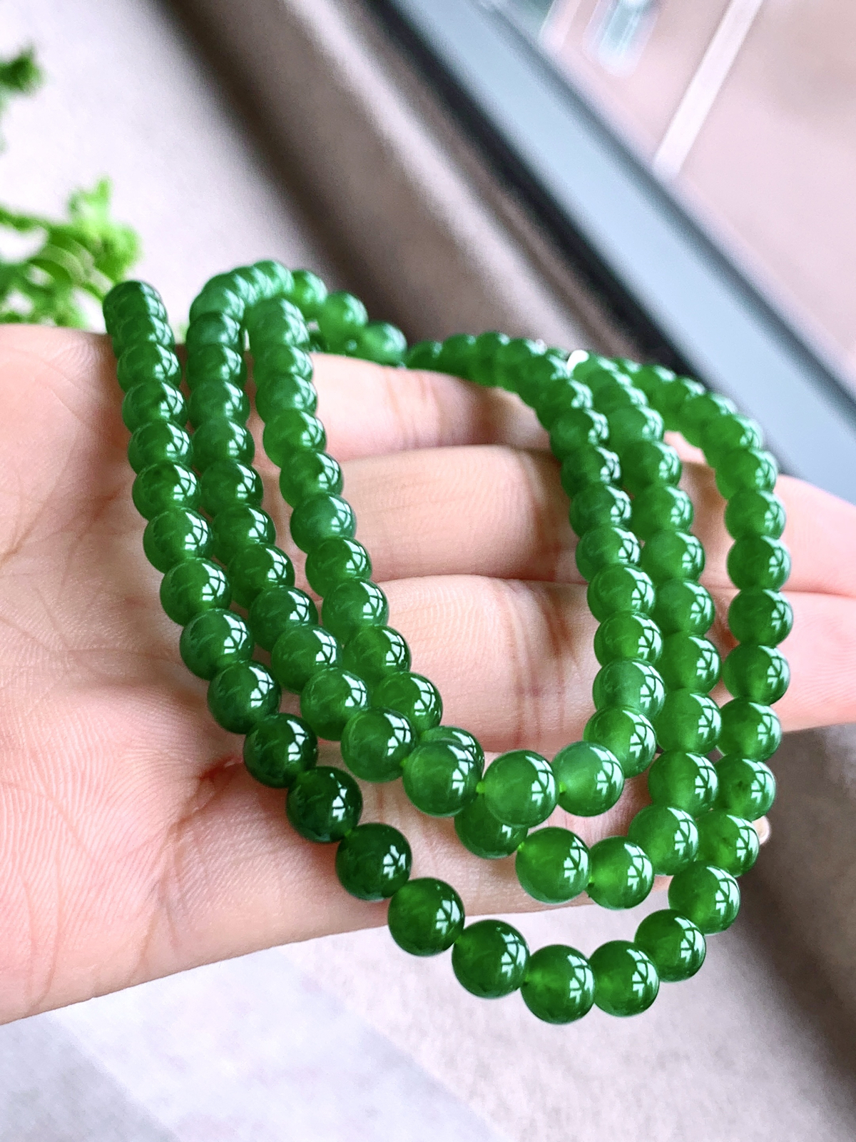 【珠子】️阳绿珠链圆珠子珠链
【说明】缅料 性价比高  
【尺寸】5.8mm，118颗
【重量】41.8克

· 绿韵流转，意韵悠长。
· 此串阳绿珠链如春水初融，118颗圆珠似星子落于玉盘，阳绿如梵音暖光，冰透若禅心映雪。光在珠间流转，如心在尘世间观照，不执于形，不迷于色，只余一份通透与安然，让人见之忘俗。