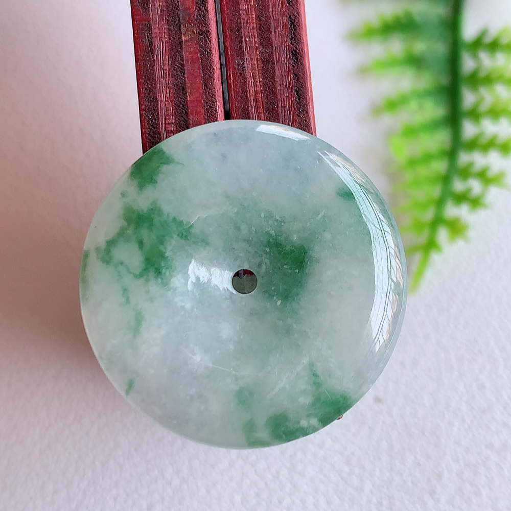 冰润飘花平安扣吊坠，厚装饱满，冰润剔透，细腻水足，种质润泽，飘花灵动，佩戴优雅大气，W415.18 