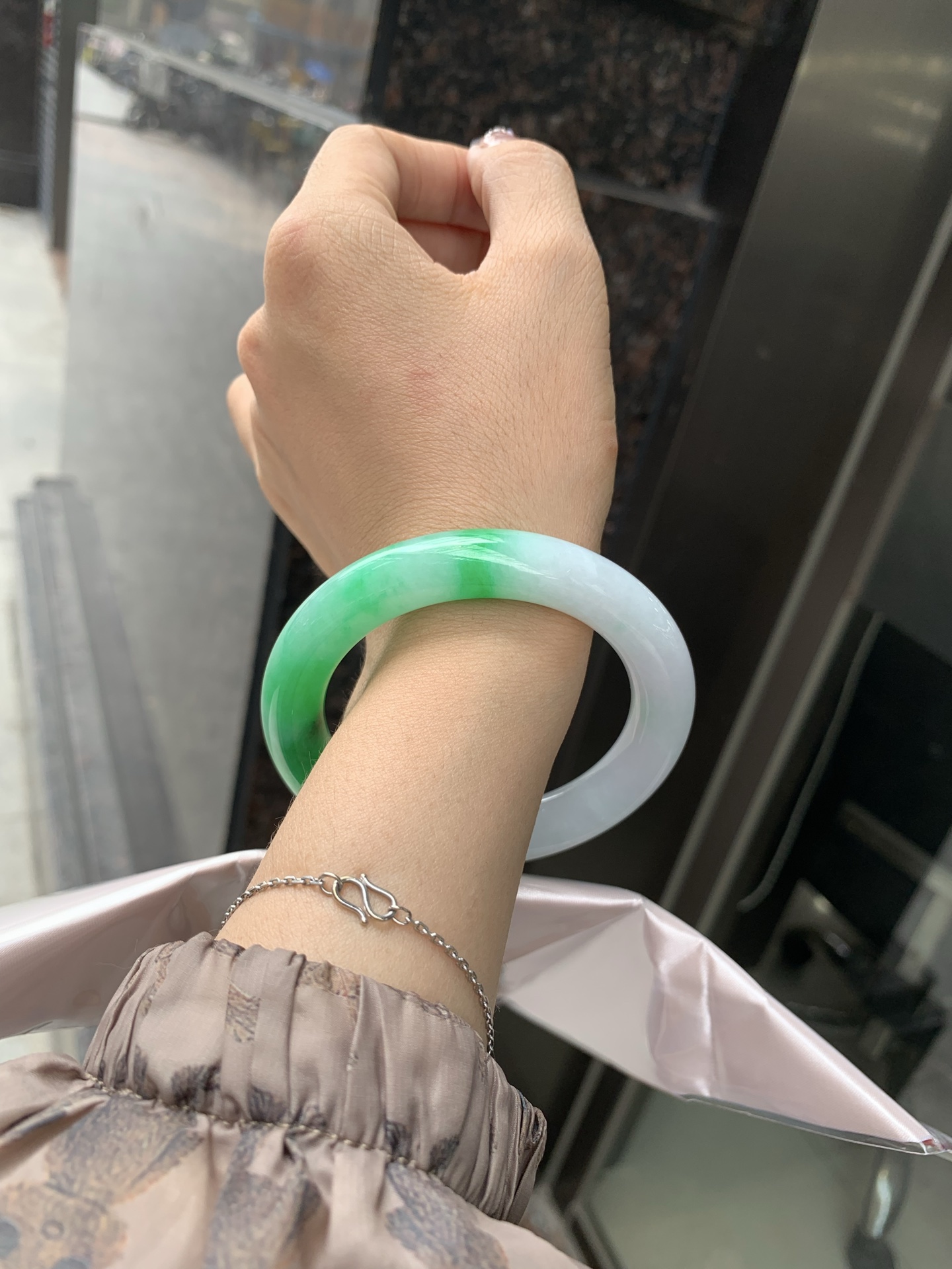 白底青辣绿圆条，55.1-10.6-11.1，0419-N481，打灯多处细纹，有断纹，底妆水润，一节辣绿花点缀，镯色生香，腕间之美，水润中透着灵气，仙气缭绕，温婉可人，举手投足间皆是美好