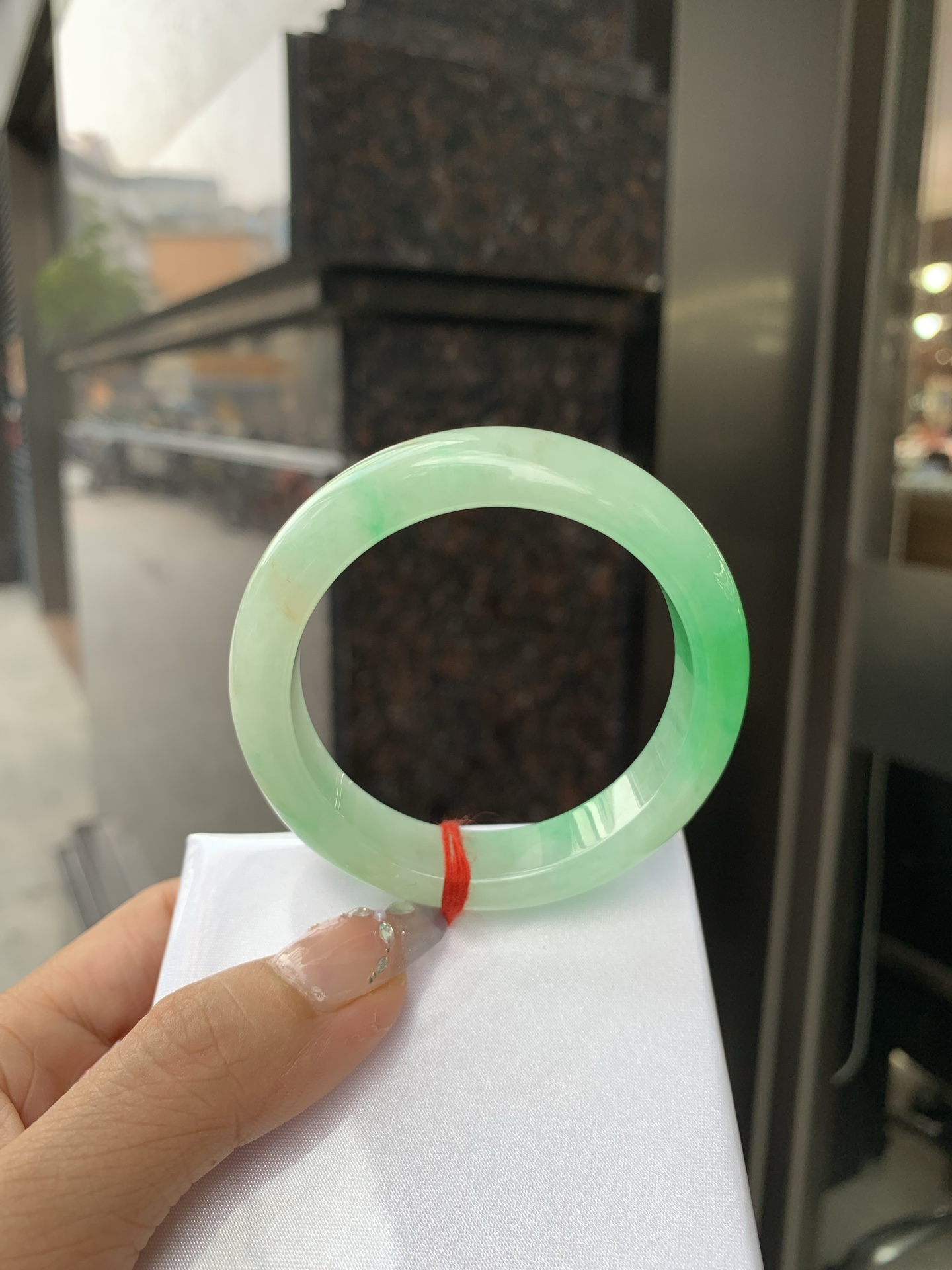 阳绿半山水正圈51-8.1-12.60419-N486打灯棉根，底妆冰润，半圈阳绿像春芽，从水润如晨露的底子蹦跳而出，将春日的灵动生机凝于手镯中，戴上她，清水芙蓉般的清新感自然晕染，每一次抬手，都似把盎然绿意融入生活。