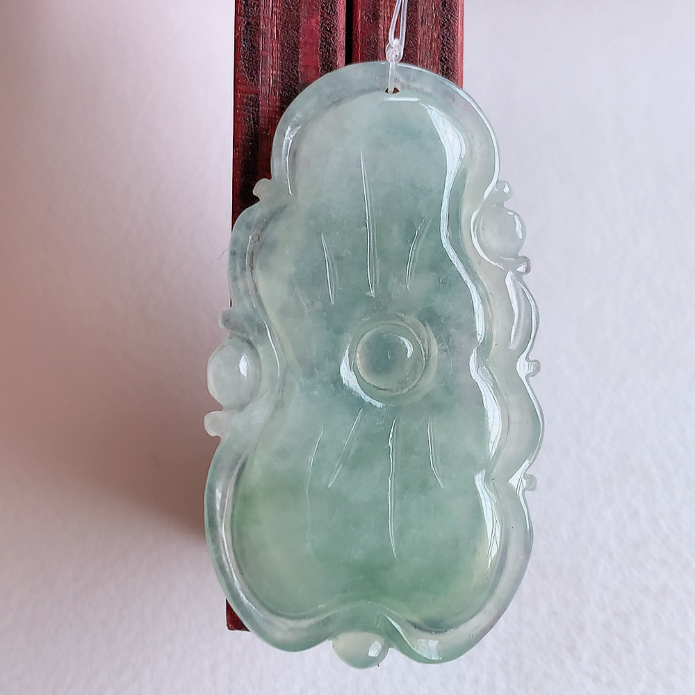 老坑冰润莲花挂件，种水上乘，肉质水润细腻，晶体结构致密，莹润通透，颜色清爽干净，色泽纯正  W49.