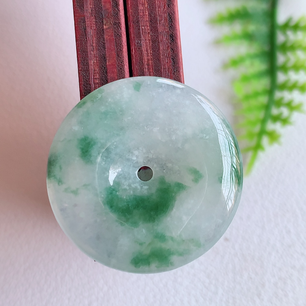 冰润飘花平安扣吊坠，厚装饱满，冰润剔透，细腻水足，种质润泽，飘花灵动，佩戴优雅大气，W415.18   尺寸：25.8-4.5mm