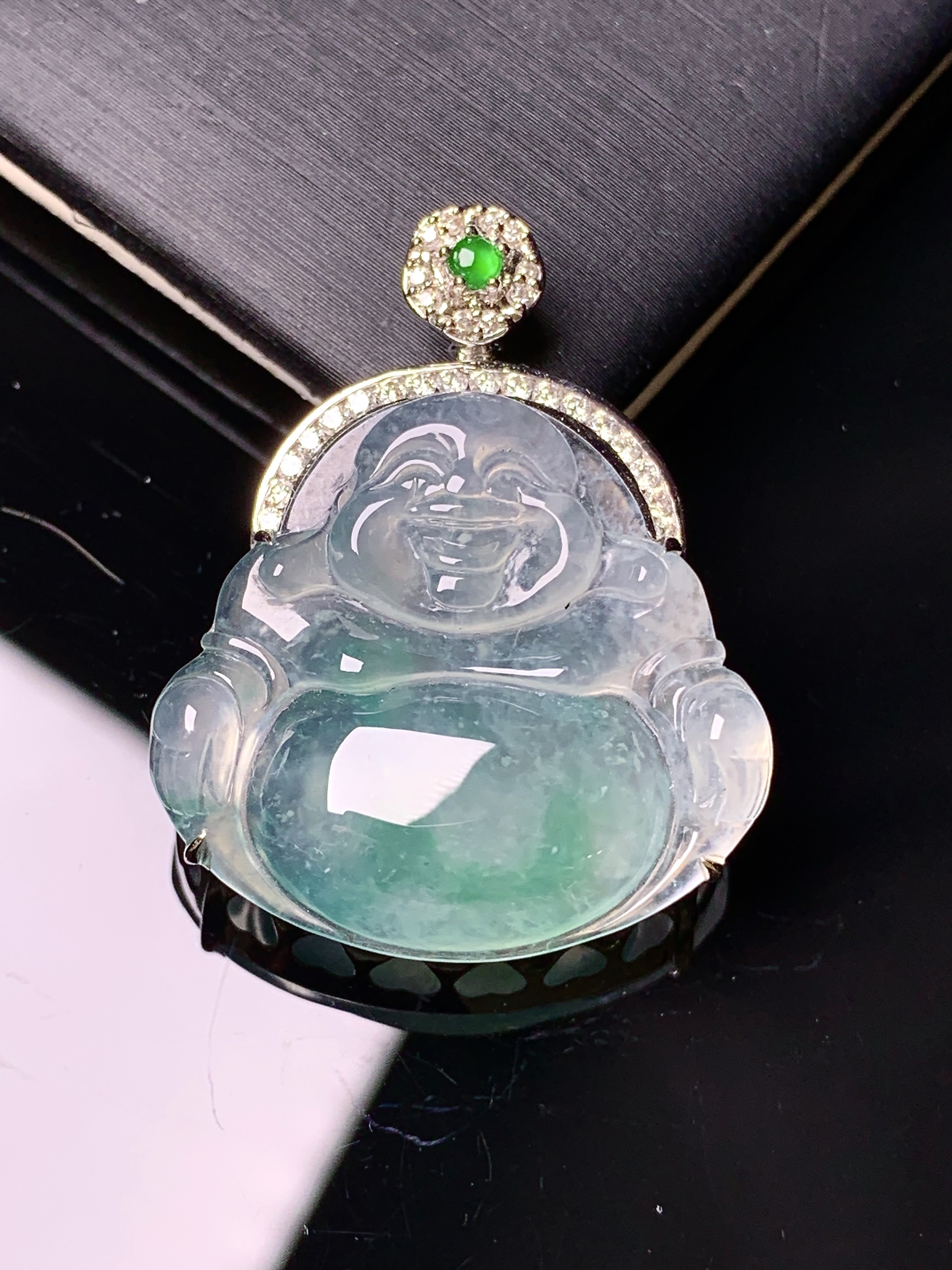 18k金钻镶嵌冰种飘绿佛公吊坠 玉质细腻 色泽艳丽清新 水润亮眼 整体尺寸32*25.3*8.5y5