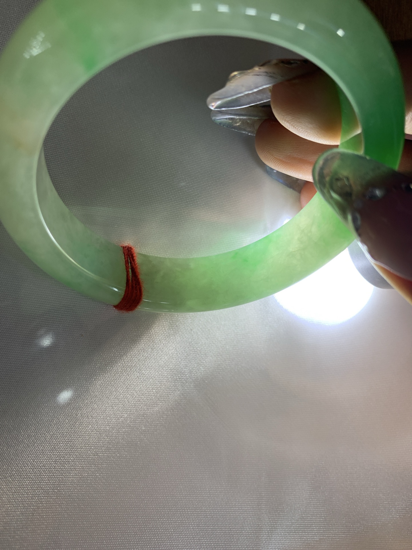 阳绿半山水正圈51-8.1-12.60419-N486打灯棉根，底妆冰润，半圈阳绿像春芽，从水润如晨露的底子蹦跳而出，将春日的灵动生机凝于手镯中，戴上她，清水芙蓉般的清新感自然晕染，每一次抬手，都似把盎然绿意融入生活。