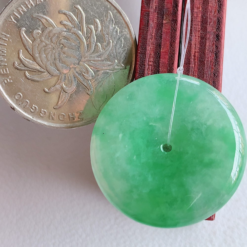 冰润满绿平安扣吊坠，厚装饱满，冰润剔透，细腻水足，种质润泽，飘花灵动，佩戴优雅大气，W49.18   尺寸：24.3-4.6mm