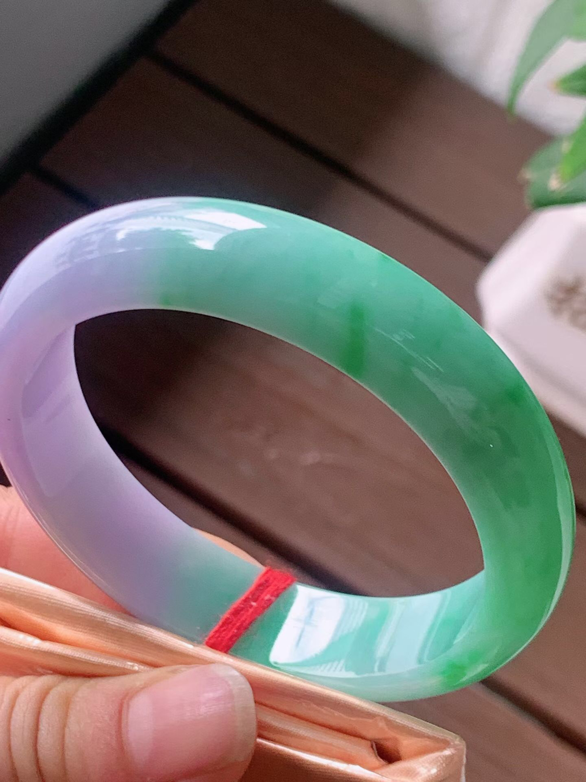 【翡翠名称】春带彩阳绿57.8正圈口手镯
【翡翠尺寸】57.8/13.9/8.2mm适合正圈口佩戴
【翡翠描述】宝贝种老水足，玉质细腻，色泽靓丽，性价比高，佩戴效果好！
【其它赠送】权威证书/精美挂绳盒子/支持全国复检