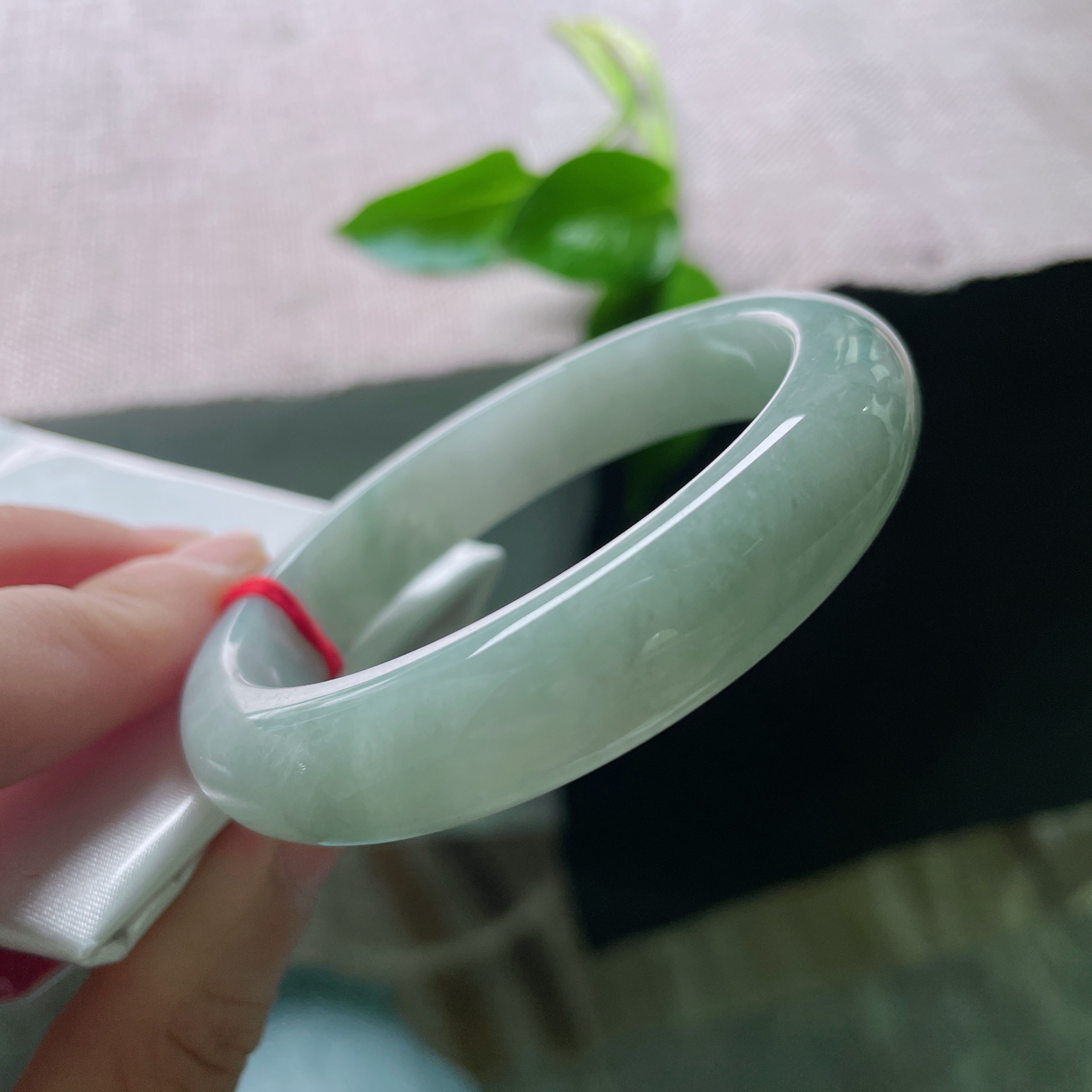 56/12.7/8，淡绿底正圈，水润凝脂，温润通透。低调不张扬，百搭显气质，棉线..