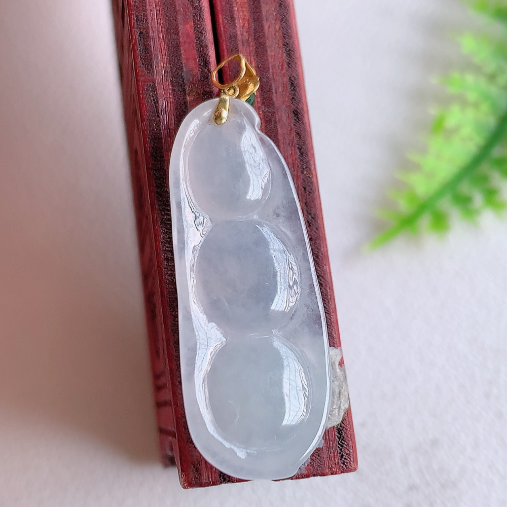 18k金扣冰润福豆翡翠挂件，老种飘花  冰清玉洁  胶感十足  寓意“四季平安，福气满满”颜色鲜艳，清新自然，饱满通透   W01.18  尺寸：30.3-11.8-3.8mm