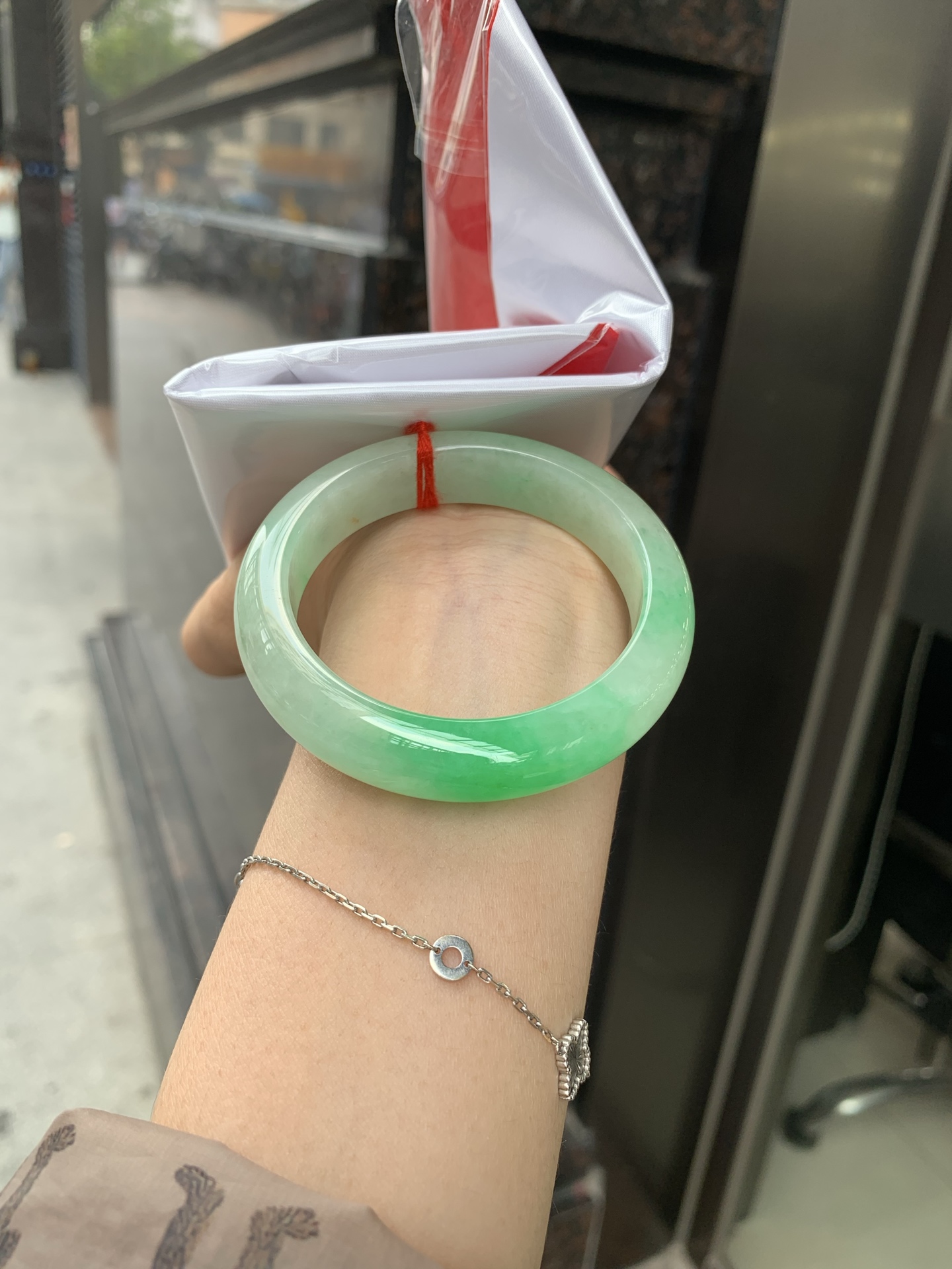 阳绿半山水正圈51-8.1-12.60419-N486打灯棉根，底妆冰润，半圈阳绿像春芽，从水润如晨露的底子蹦跳而出，将春日的灵动生机凝于手镯中，戴上她，清水芙蓉般的清新感自然晕染，每一次抬手，都似把盎然绿意融入生活。