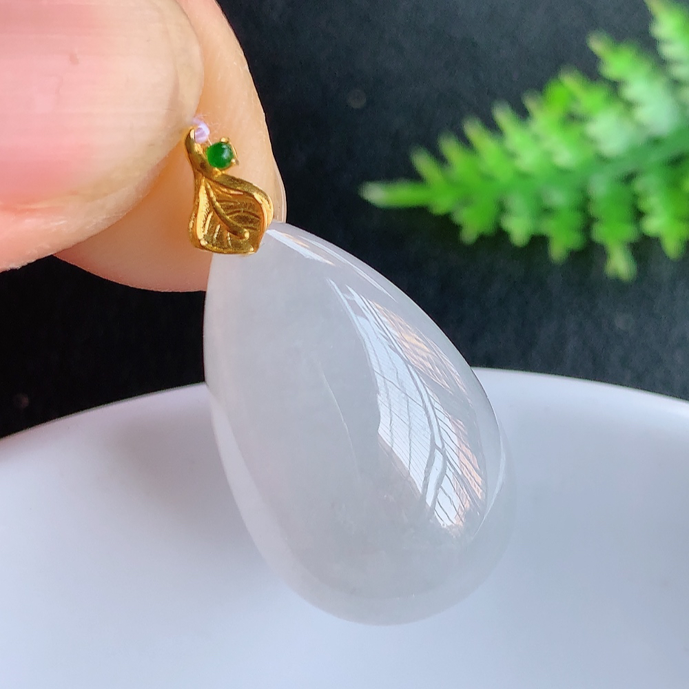 冰润水滴翡翠吊坠，款式新颖时尚，日常百搭的款。满满的份量感，18k金镶嵌，上身效果优雅迷人！性价比超值  W415.18  整体尺寸：29-14.6-7.6mm   裸石尺寸：24-14.6-7.6mm
