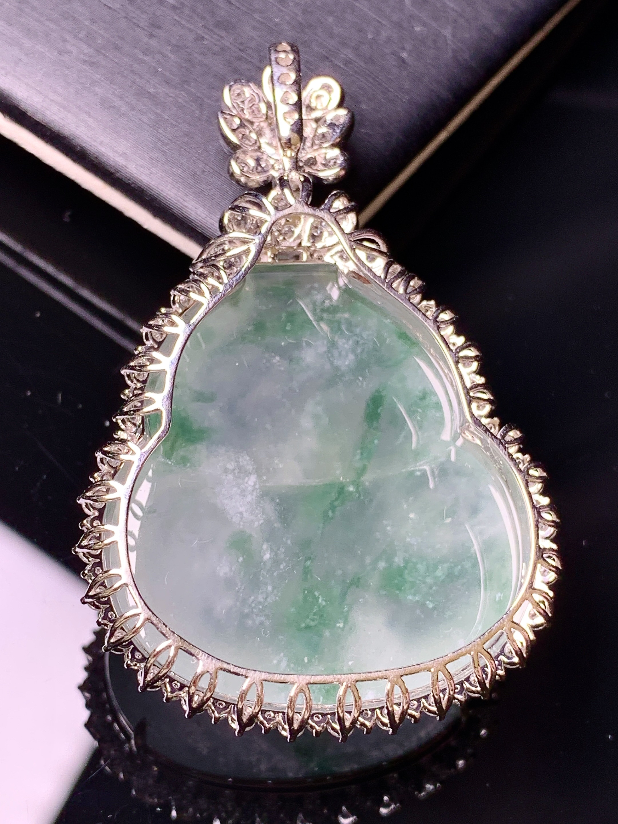 18k金钻镶嵌冰种飘花葫芦吊坠 玉质细腻 色泽艳丽清新 水润亮眼 整体尺寸49.7*32.5*14k1