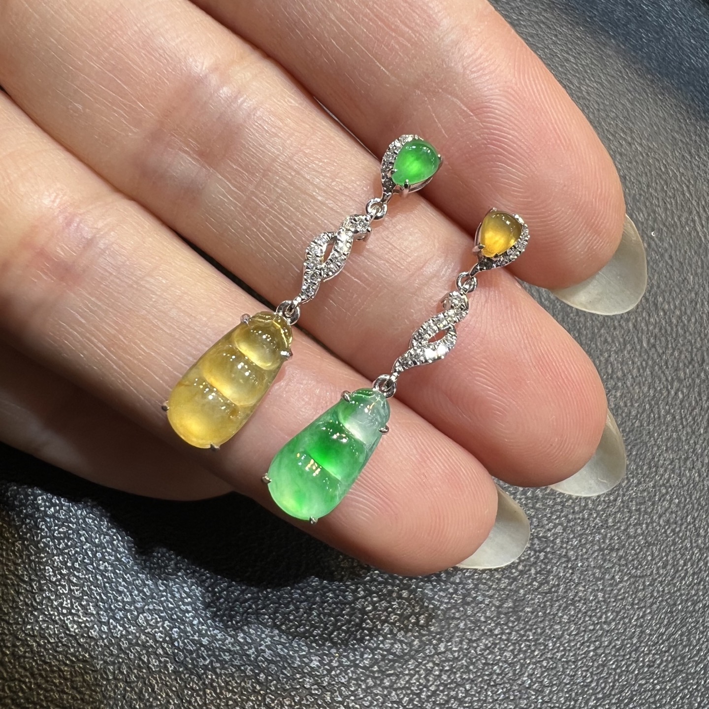 ️18k金钻石镶嵌冰种起光阳绿黄翡四季豆耳坠双色福豆耳钉天然缅甸翡翠A货，11-5.6-28.5-5.6-3.4