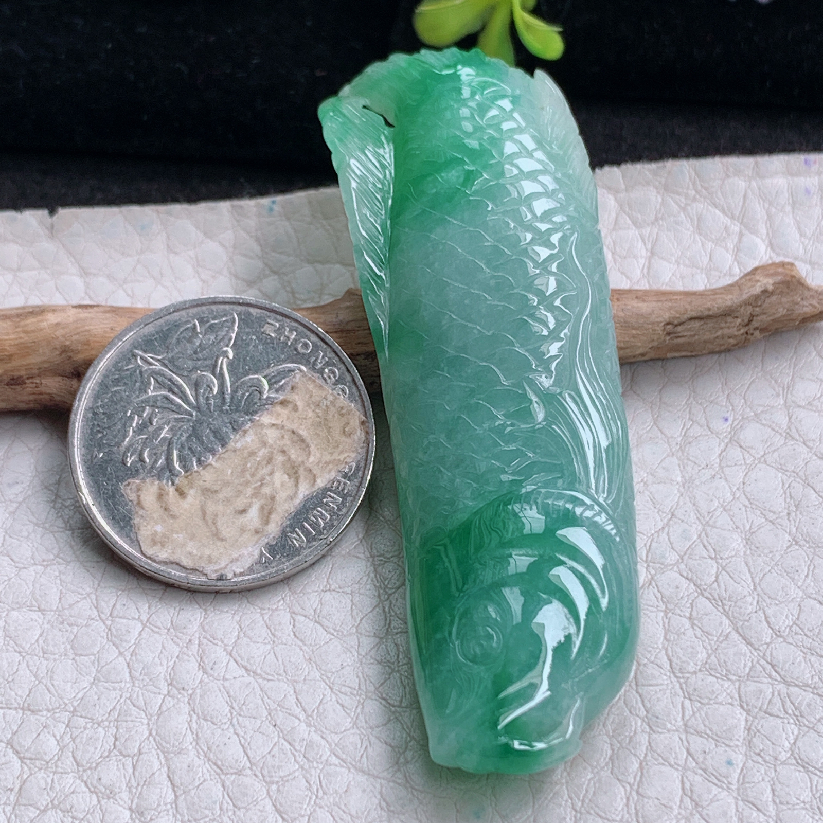 zz3实拍66*21*10天然缅甸翡翠飘绿花金龙鱼吊坠立体精雕年年有鱼玉坠