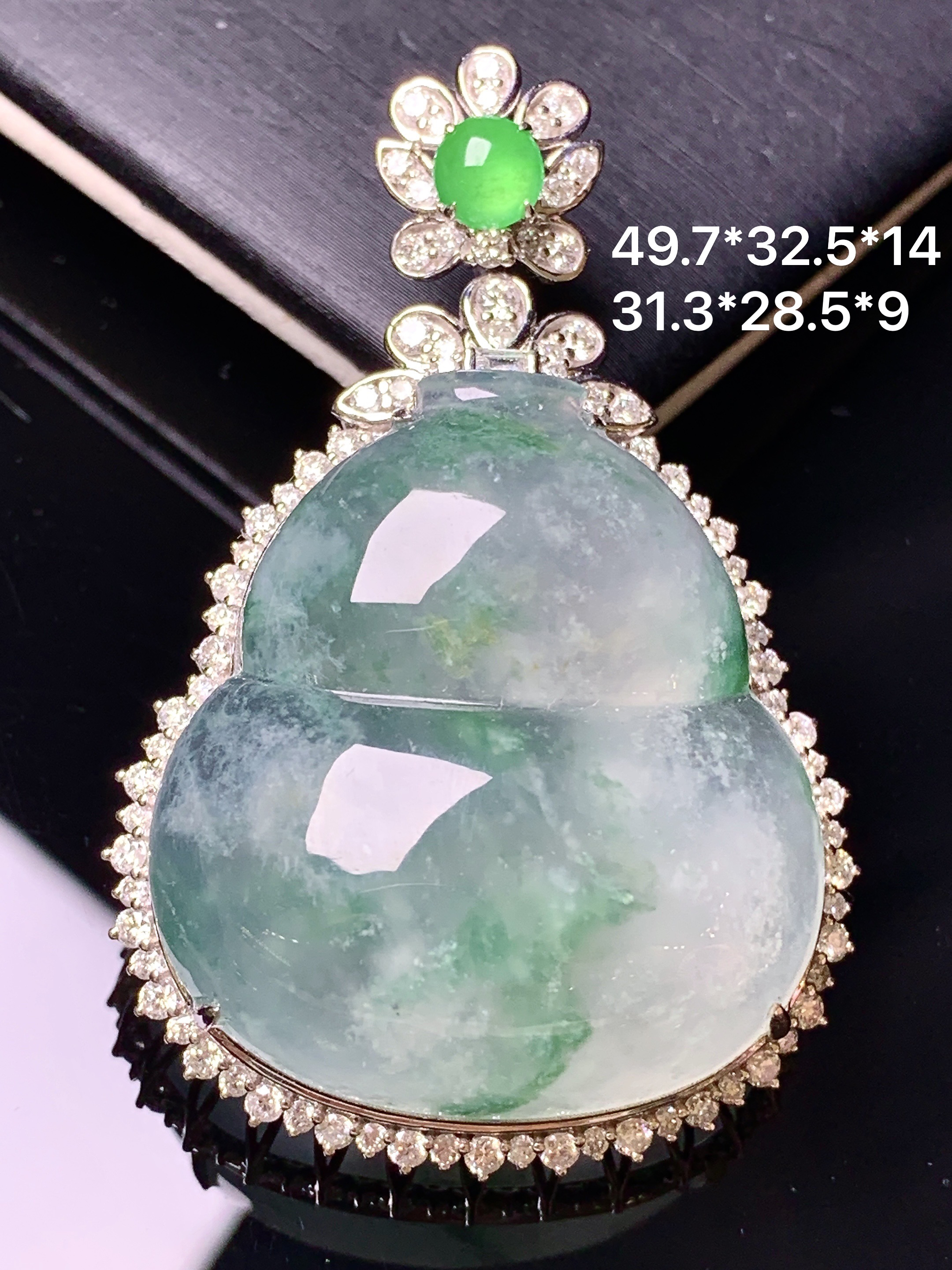 18k金钻镶嵌冰种飘花葫芦吊坠 玉质细腻 色泽艳丽清新 水润亮眼 整体尺寸49.7*32.5*14k1