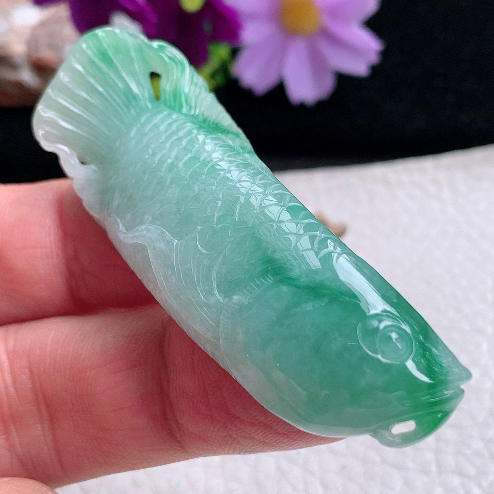 zz3实拍66*21*10天然缅甸翡翠飘绿花金龙鱼吊坠立体精雕年年有鱼玉坠