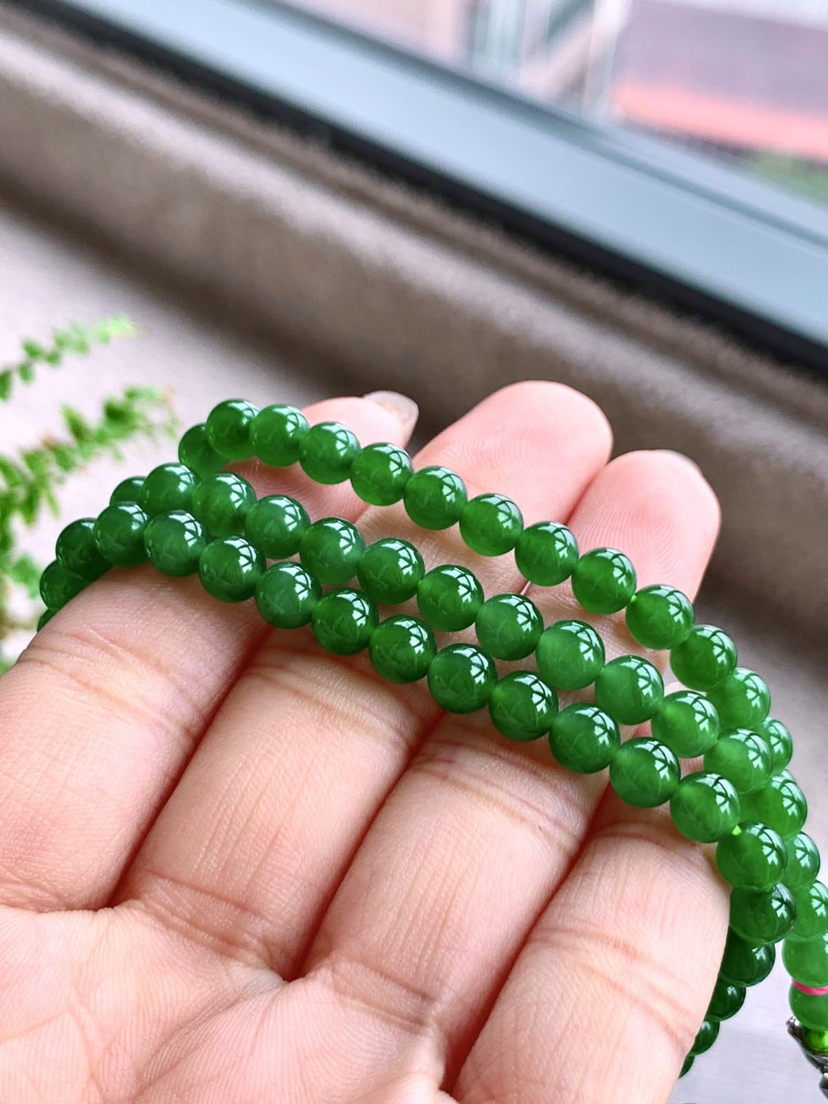 【珠子】️阳绿珠链圆珠子珠链
【说明】缅料 性价比高  
【尺寸】5.8mm，118颗
【重量】41.8克

· 绿韵流转，意韵悠长。
· 此串阳绿珠链如春水初融，118颗圆珠似星子落于玉盘，阳绿如梵音暖光，冰透若禅心映雪。光在珠间流转，如心在尘世间观照，不执于形，不迷于色，只余一份通透与安然，让人见之忘俗。