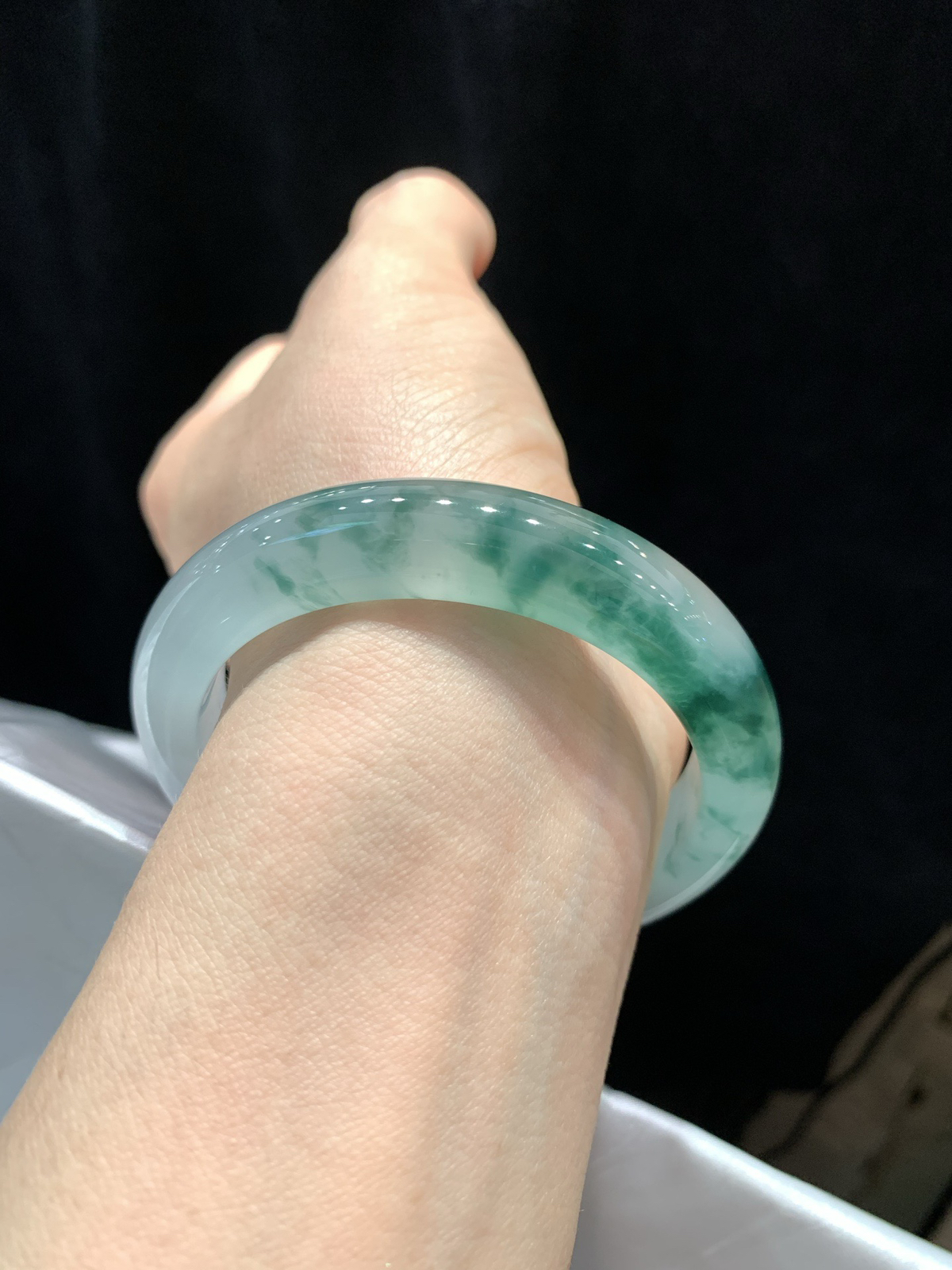 尺寸53.6/12.1/8.4，冰飘花手镯
水润细腻 清新甜美 冰透