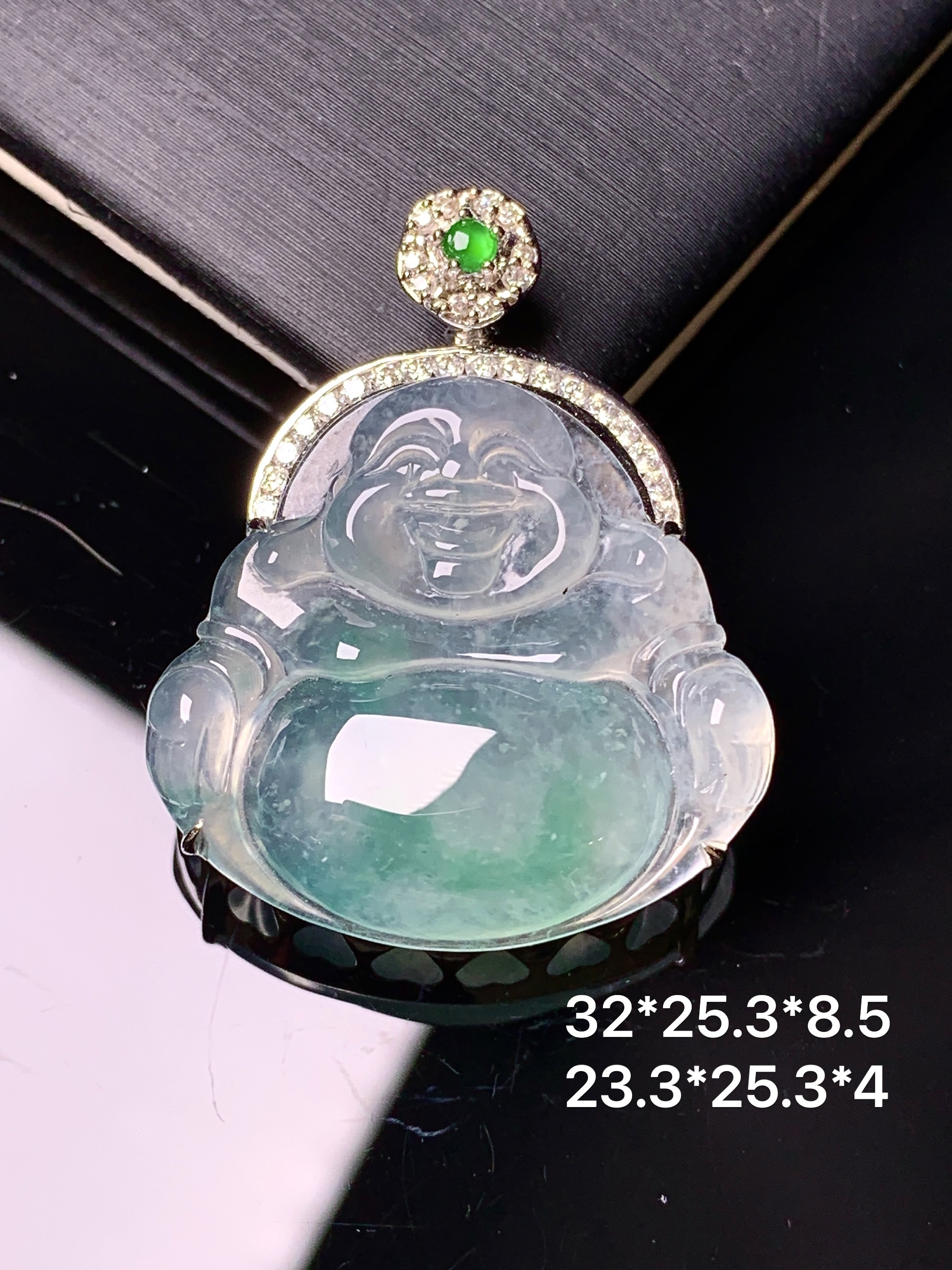 18k金钻镶嵌冰种飘绿佛公吊坠 玉质细腻 色泽艳丽清新 水润亮眼 整体尺寸32*25.3*8.5y5
