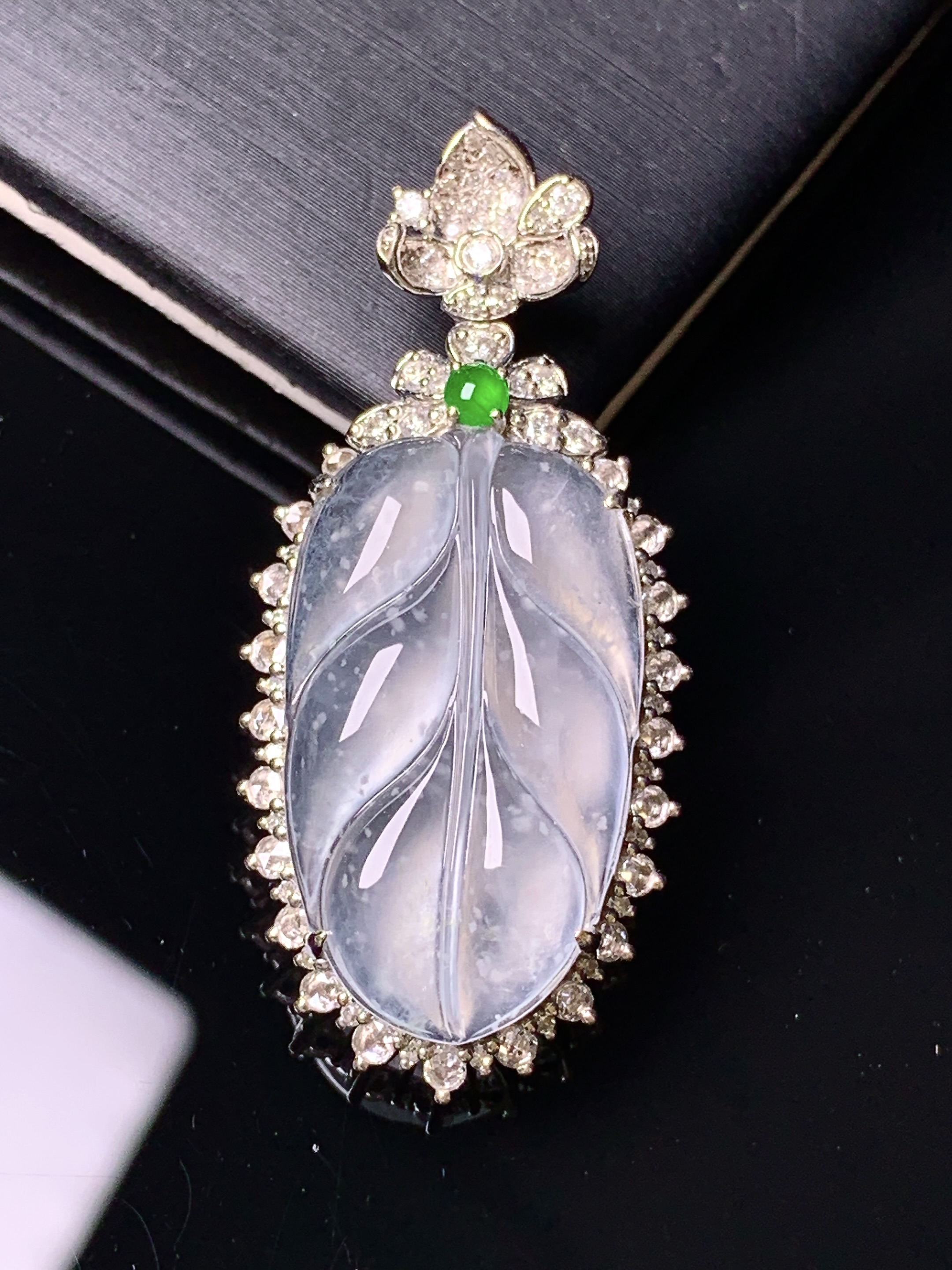 18k金钻镶嵌冰种雪花棉树叶吊坠 玉质细腻 色泽艳丽清新 水润亮眼 整体尺寸39.8*18*8.5f5