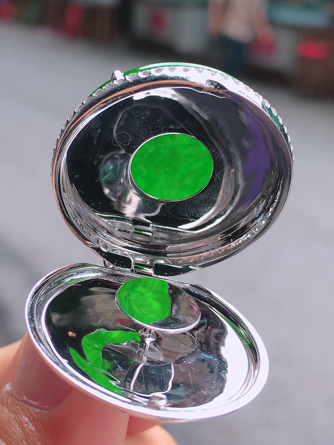 阳绿平安扣吊坠，色泽均匀艳丽，玉质细腻，荧光感超
强，饱满圆润，尽显优雅气质，18k
金豪华镶嵌