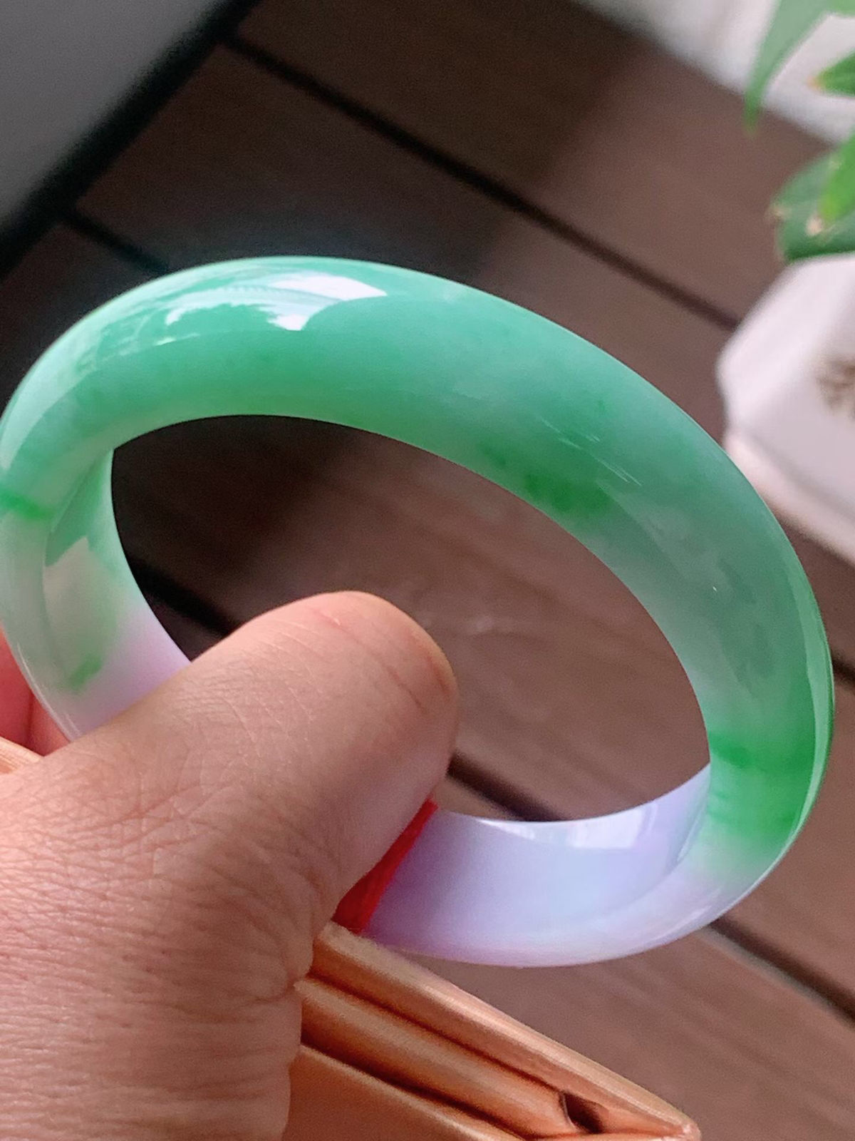 【翡翠名称】春带彩阳绿57.8正圈口手镯
【翡翠尺寸】57.8/13.9/8.2mm适合正圈口佩戴
【翡翠描述】宝贝种老水足，玉质细腻，色泽靓丽，性价比高，佩戴效果好！
【其它赠送】权威证书/精美挂绳盒子/支持全国复检