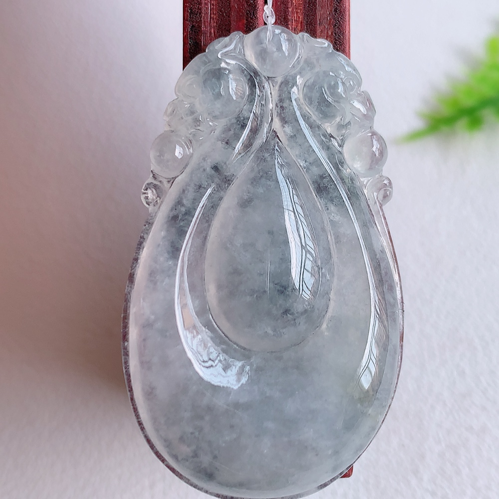 冰润福贝翡翠吊坠，寓意“辈辈有福，财源广进”水足莹润。通体清新通透，佩戴效果优雅迷人，W49.18 尺寸：39-23.5-5.8mm